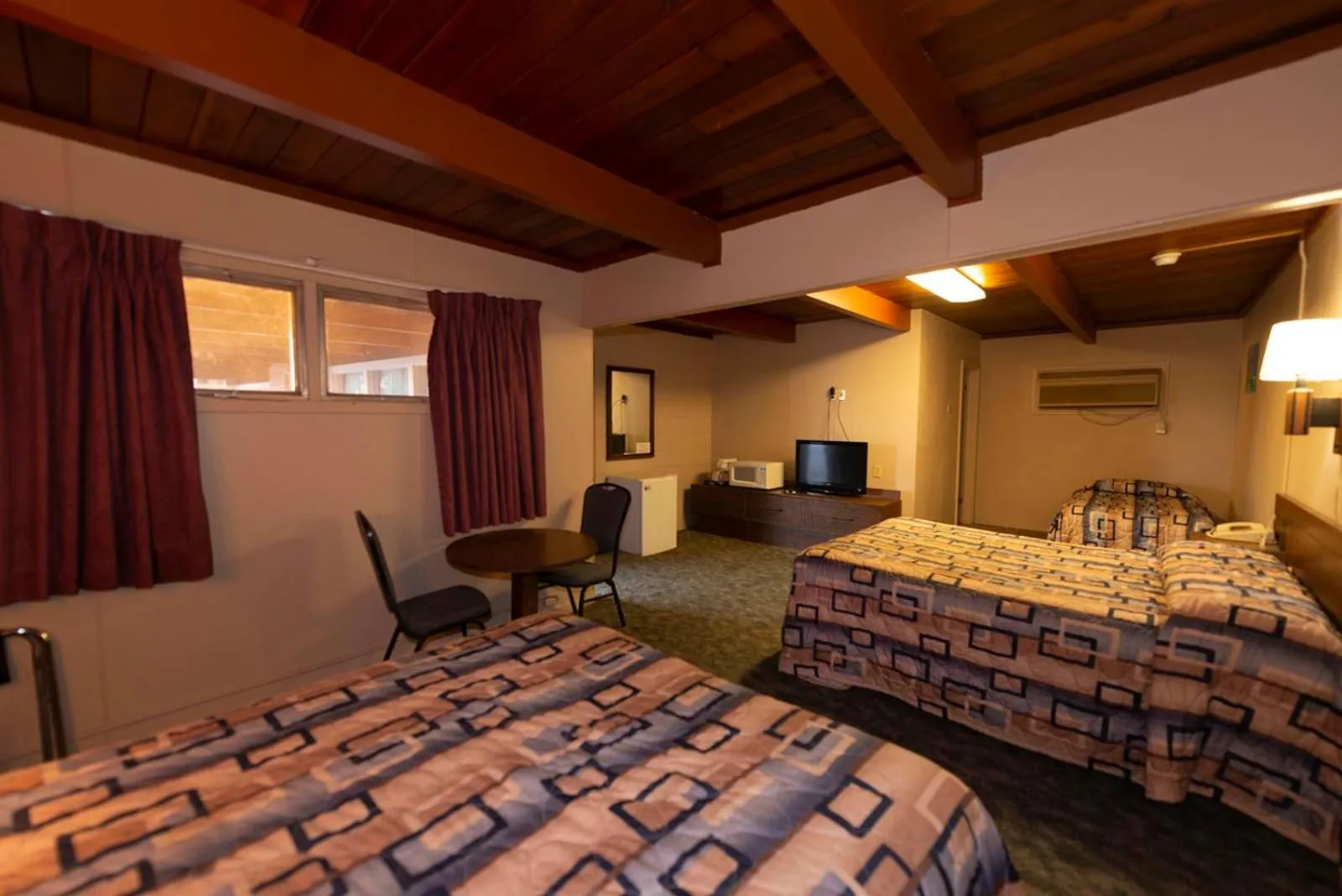 Photo of the whole room, Bed in Cedar Inn
