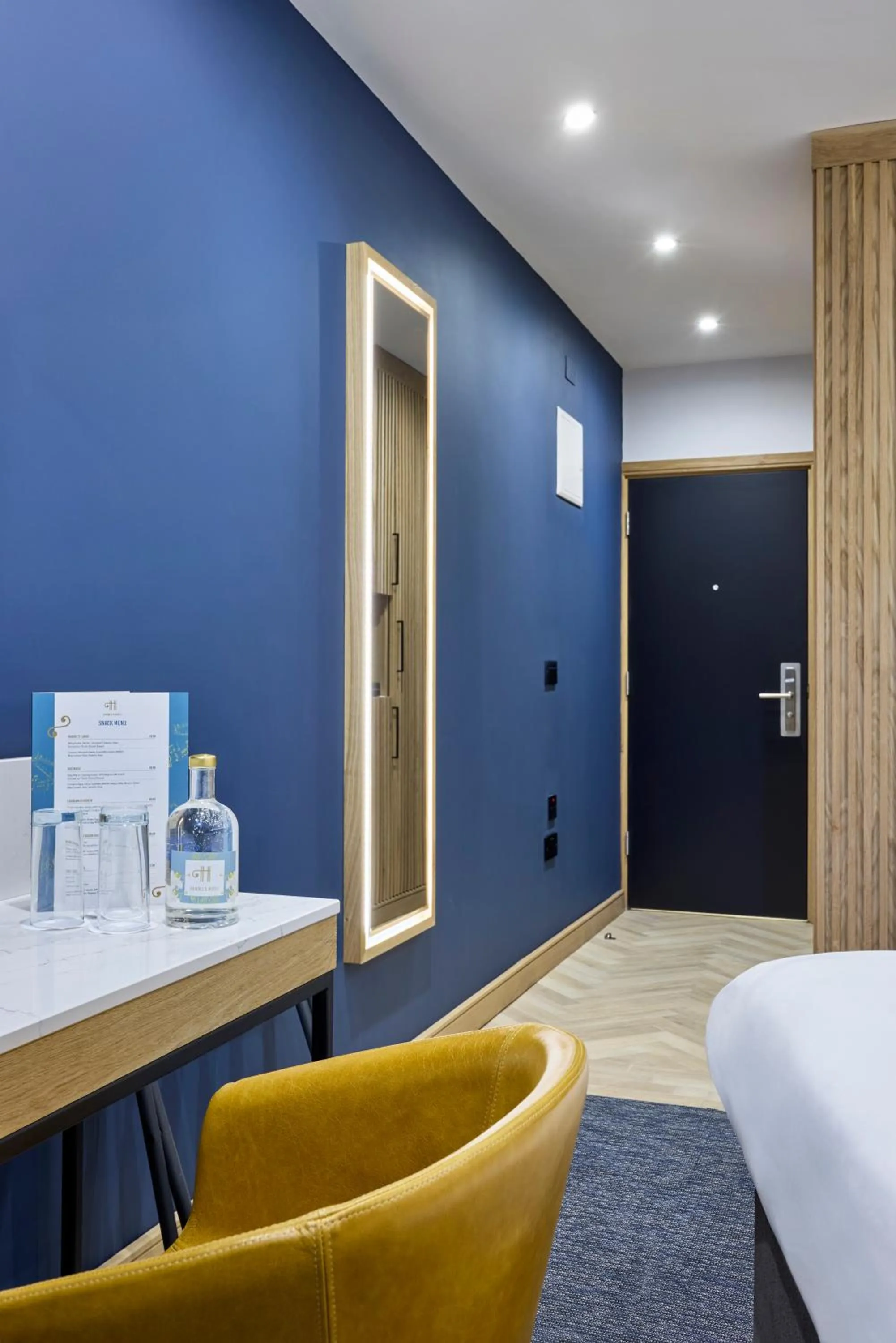 Seating area, Bed in Handel's Hotel