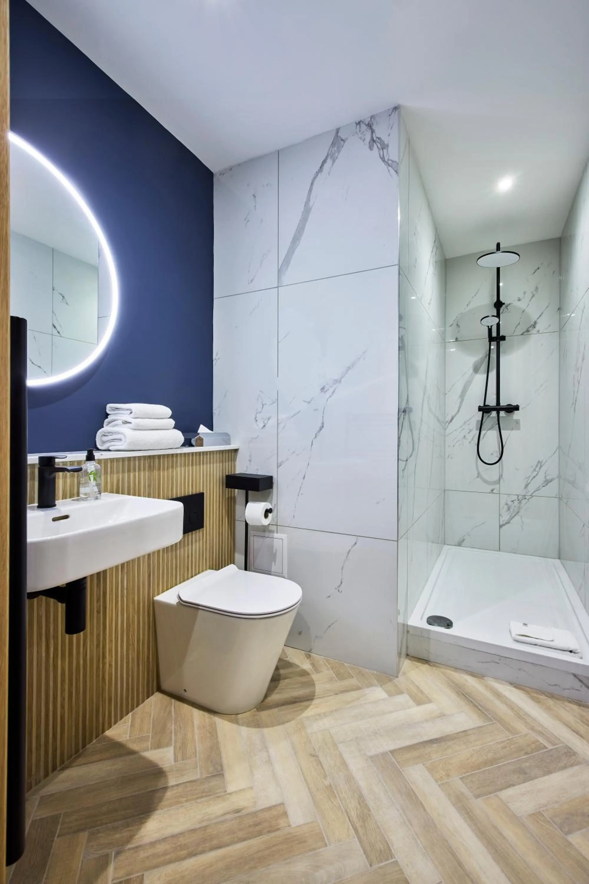 Shower in Handel's Hotel