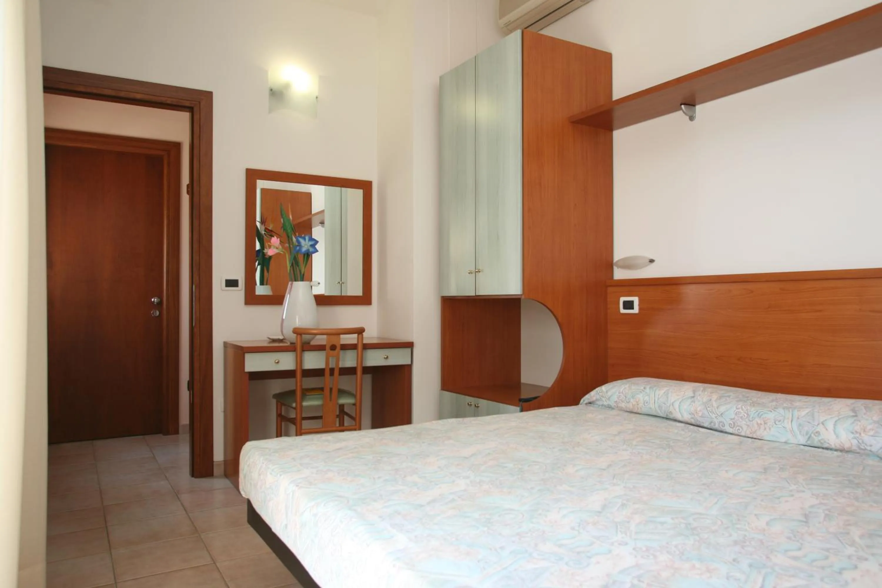 Shower, Bed in Hotel Florence