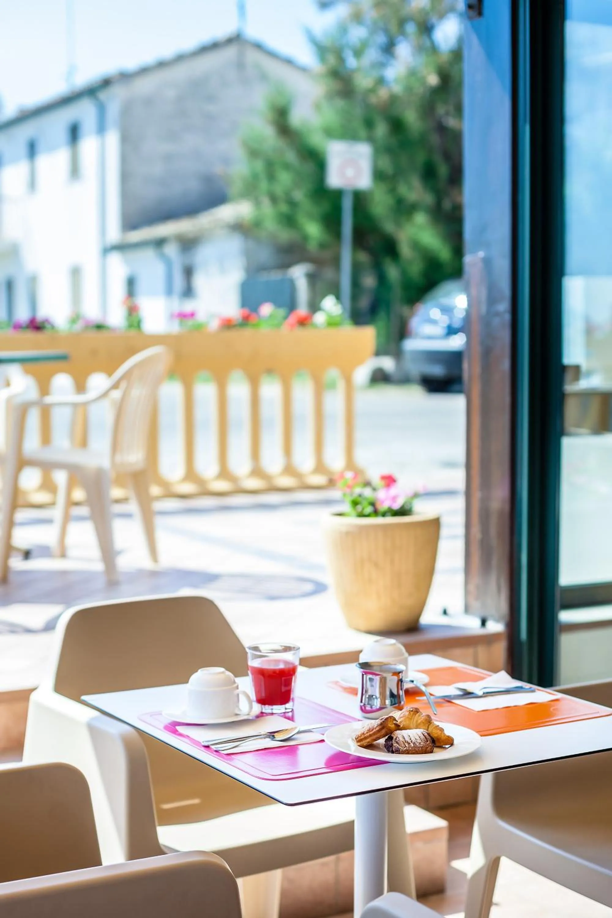 Restaurant/places to eat in Hotel Florence