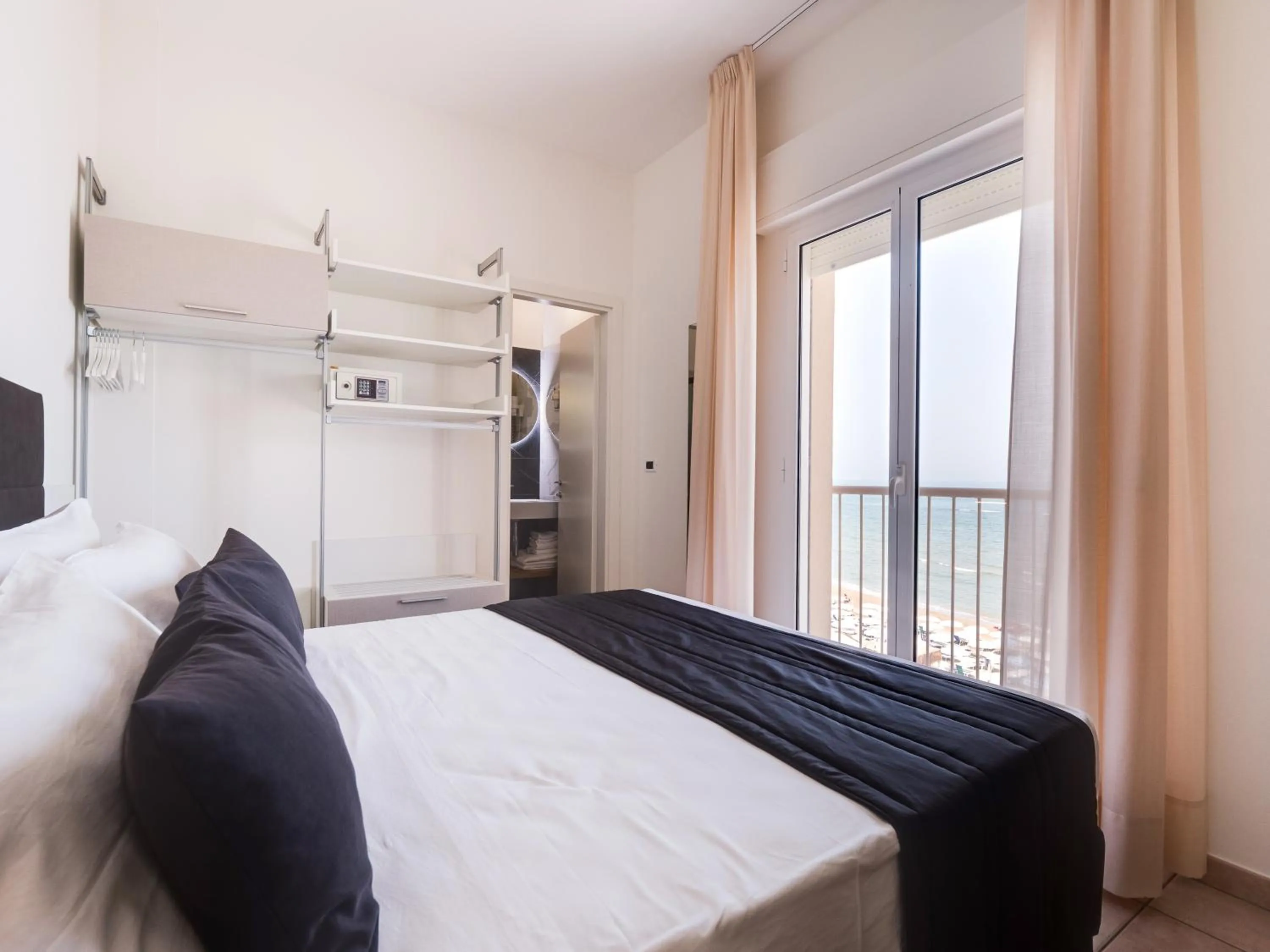 Shower, Bed in Hotel Florence