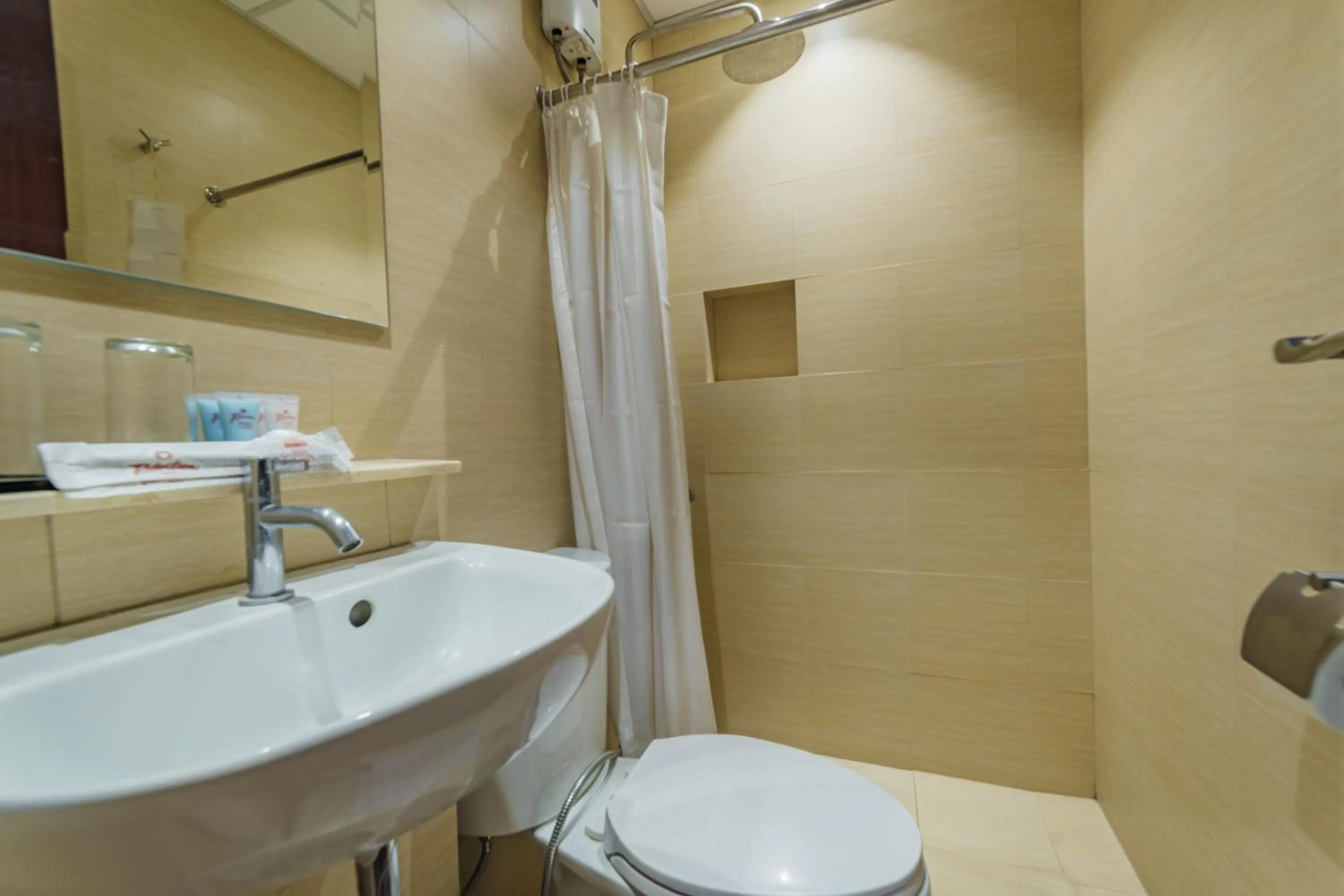 Toilet in Robertson Hotel