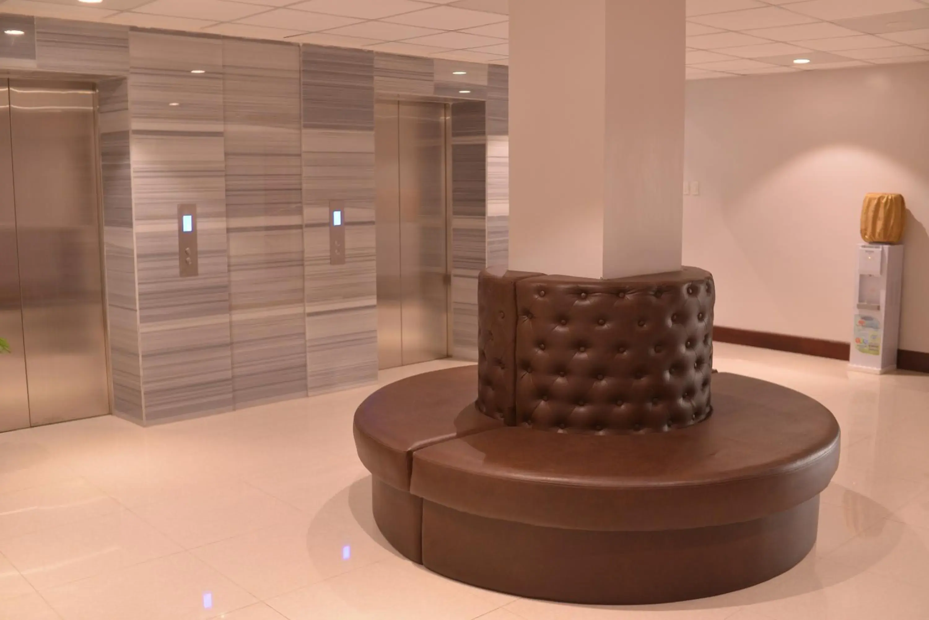 Property building in Robertson Hotel Property building in Robertson Hotel