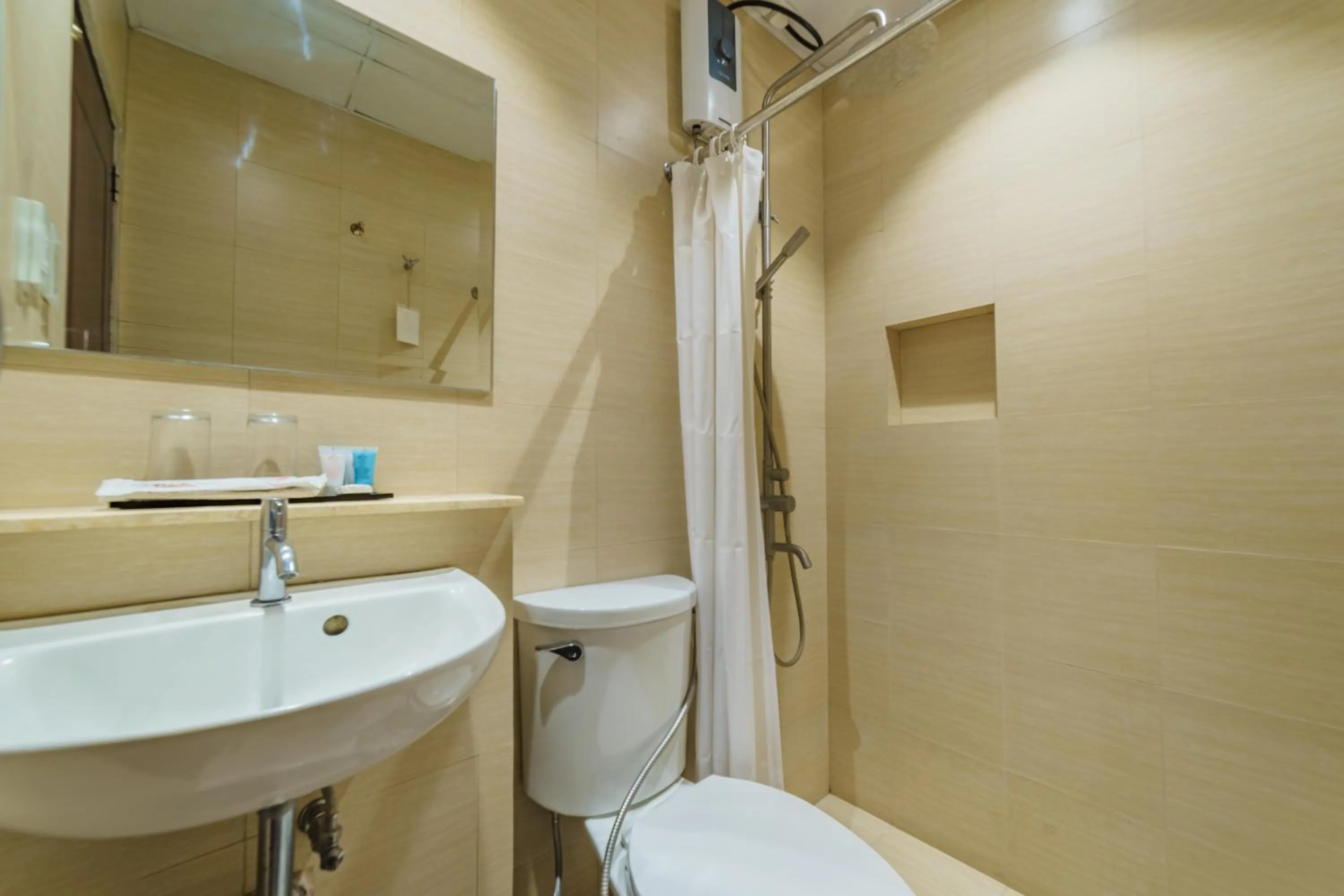 Toilet in Robertson Hotel