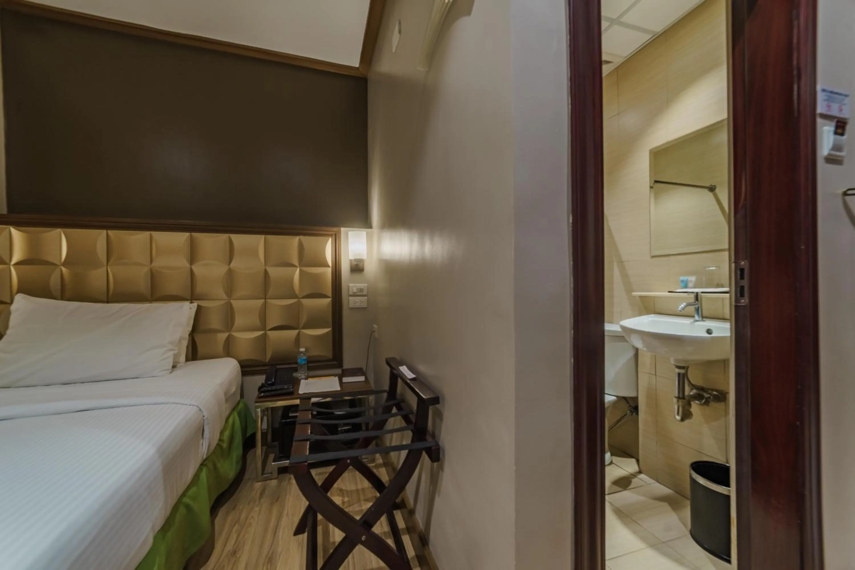 Toilet, Bed in Robertson Hotel