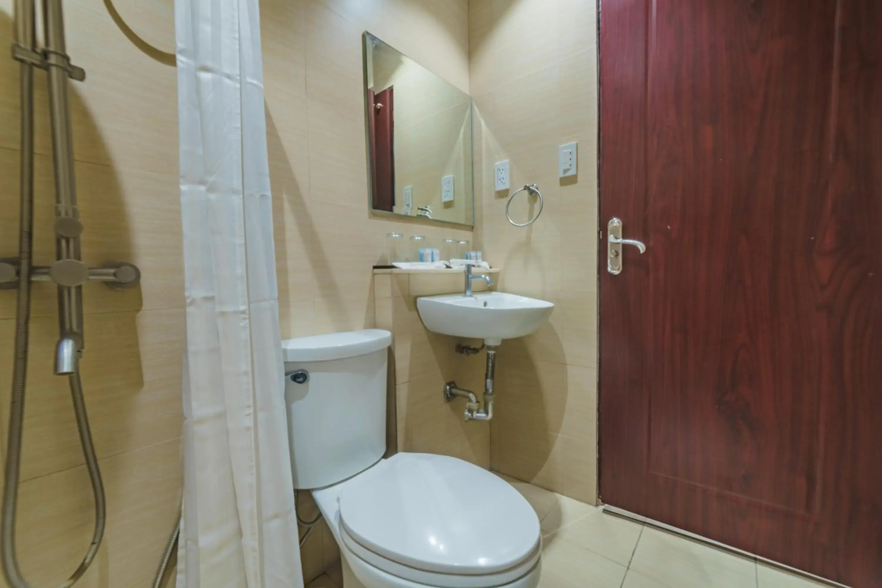 Toilet in Robertson Hotel Toilet in Robertson Hotel