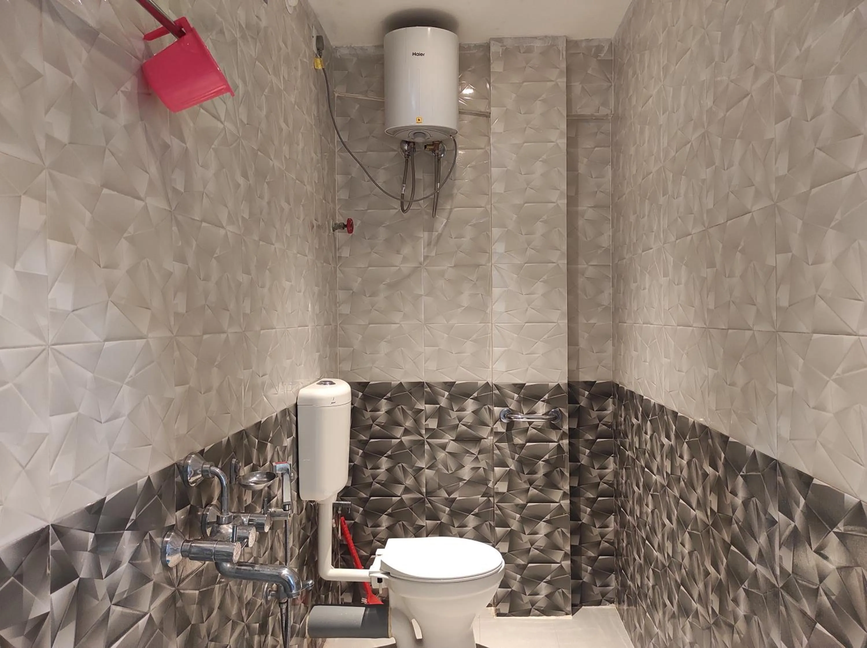 Shower in Hotel Indira