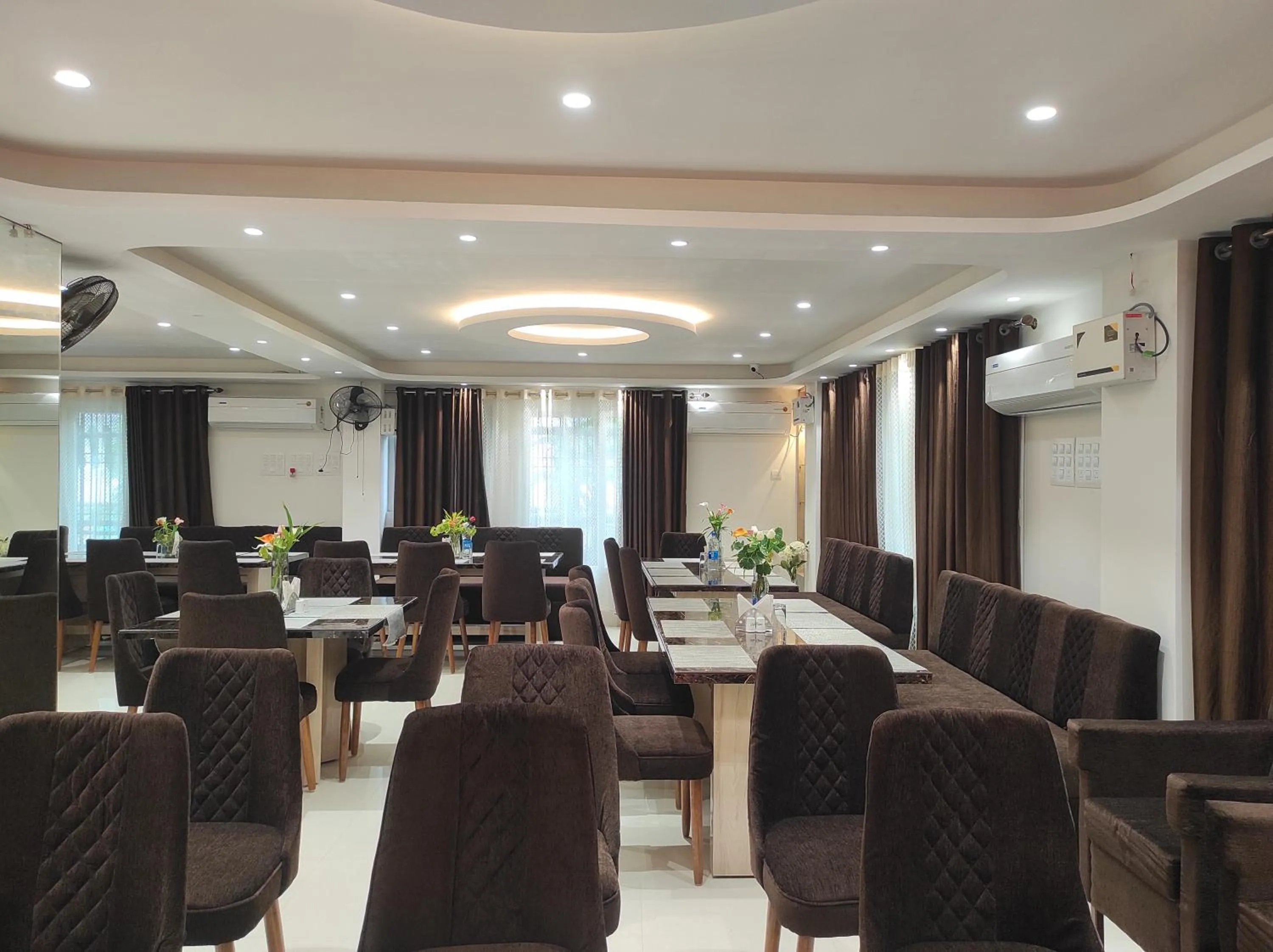 Restaurant/places to eat in Hotel Indira