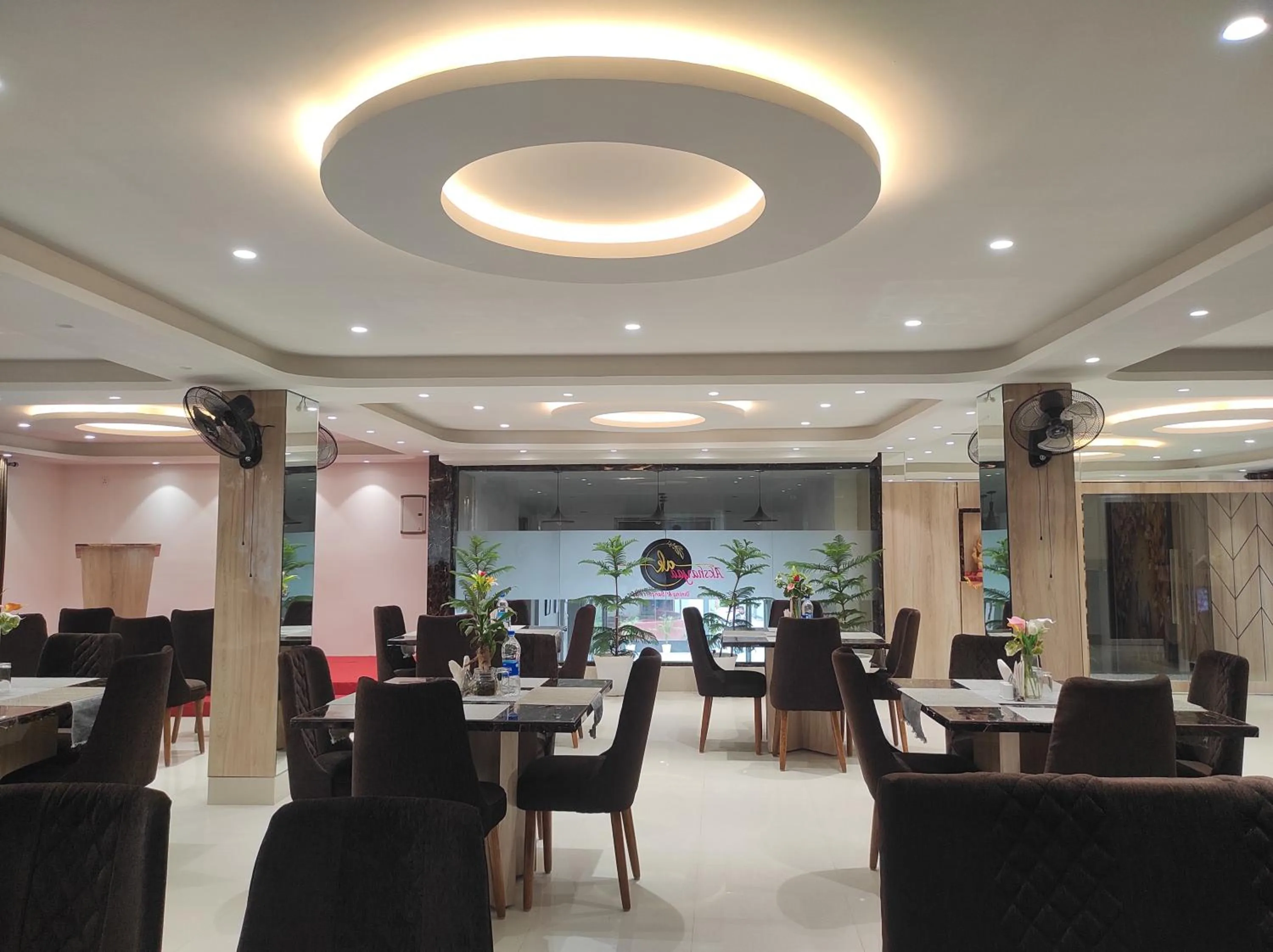 Restaurant/places to eat in Hotel Indira