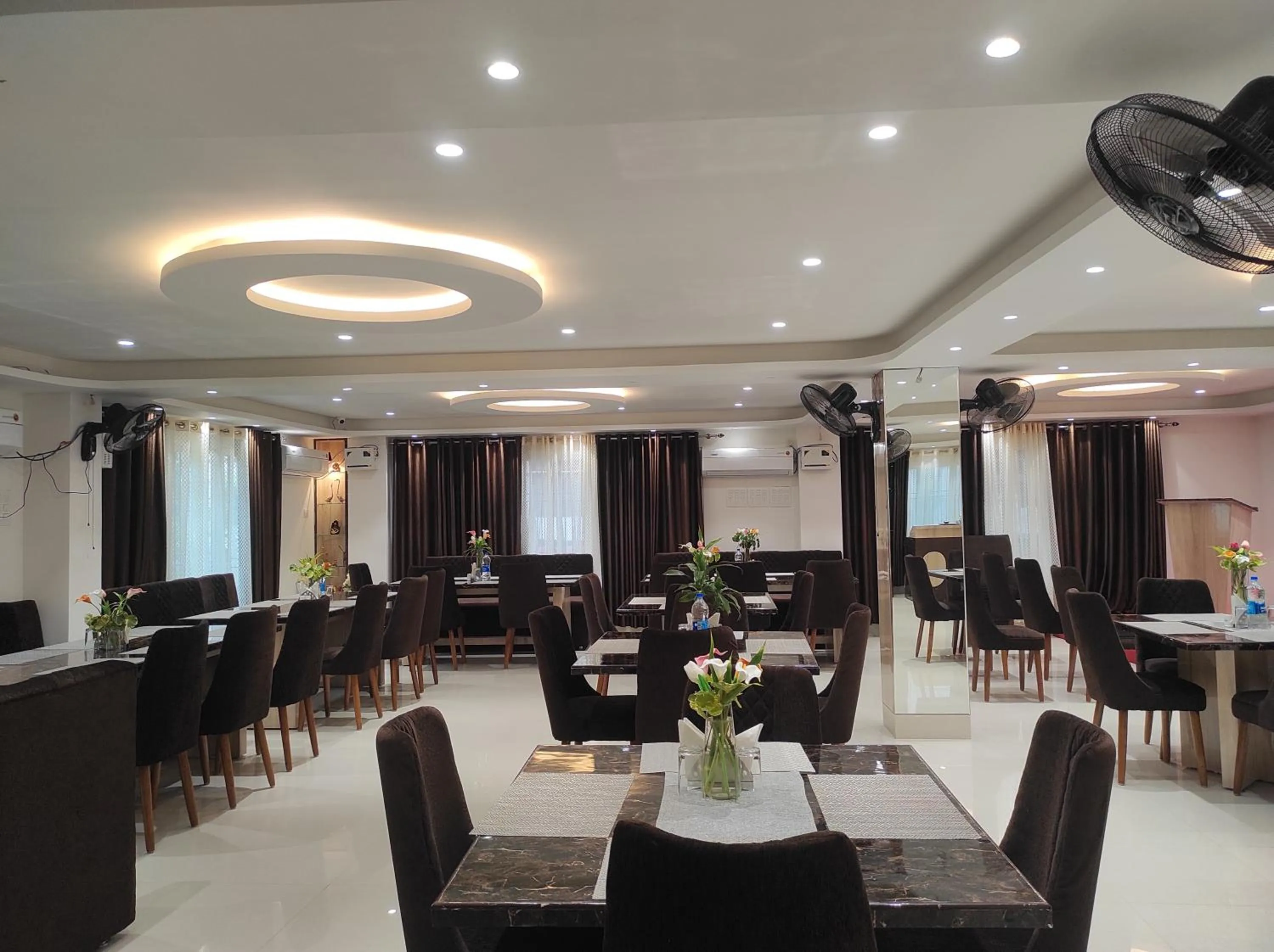 Restaurant/places to eat in Hotel Indira