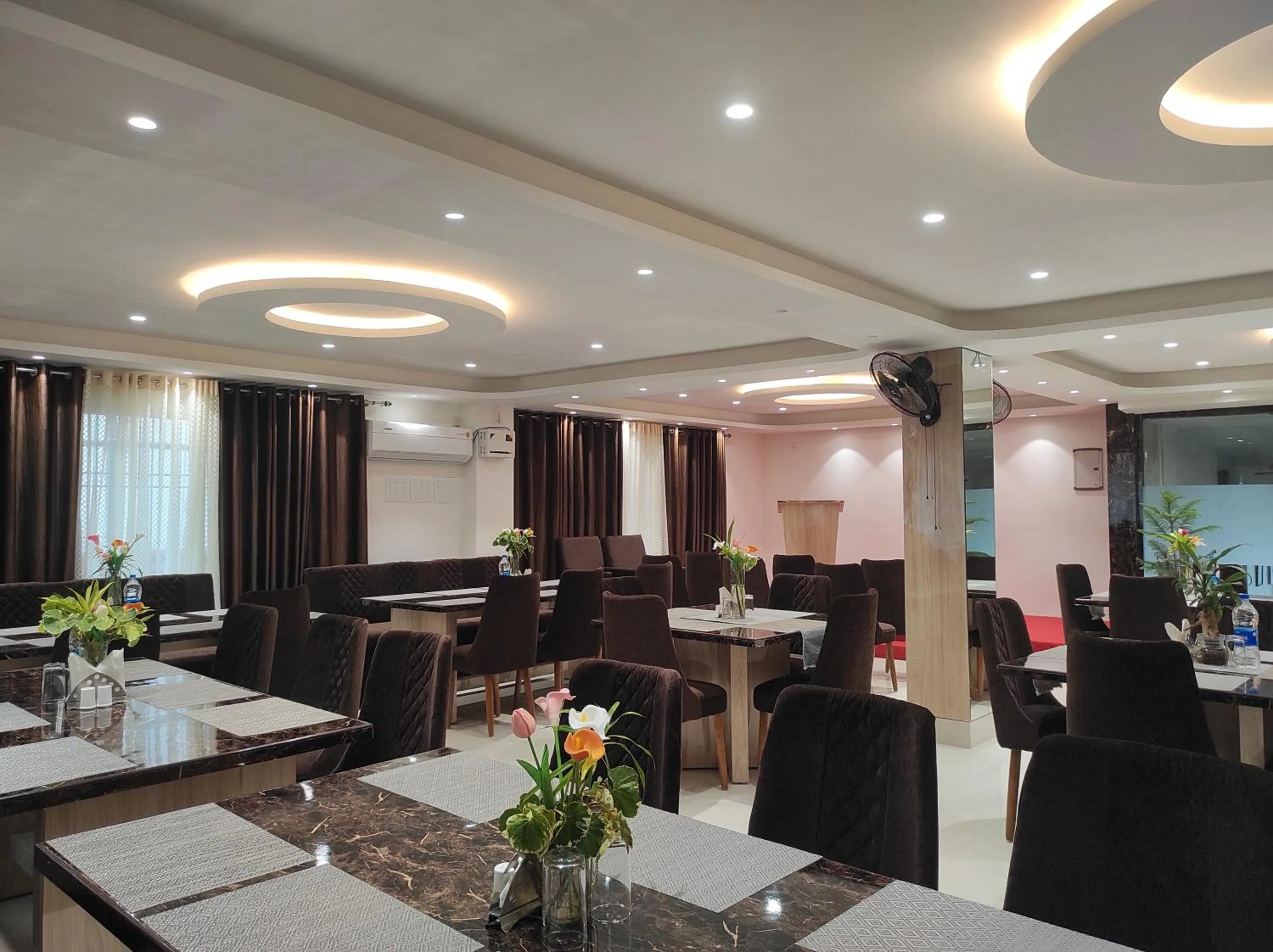 Restaurant/places to eat in Hotel Indira