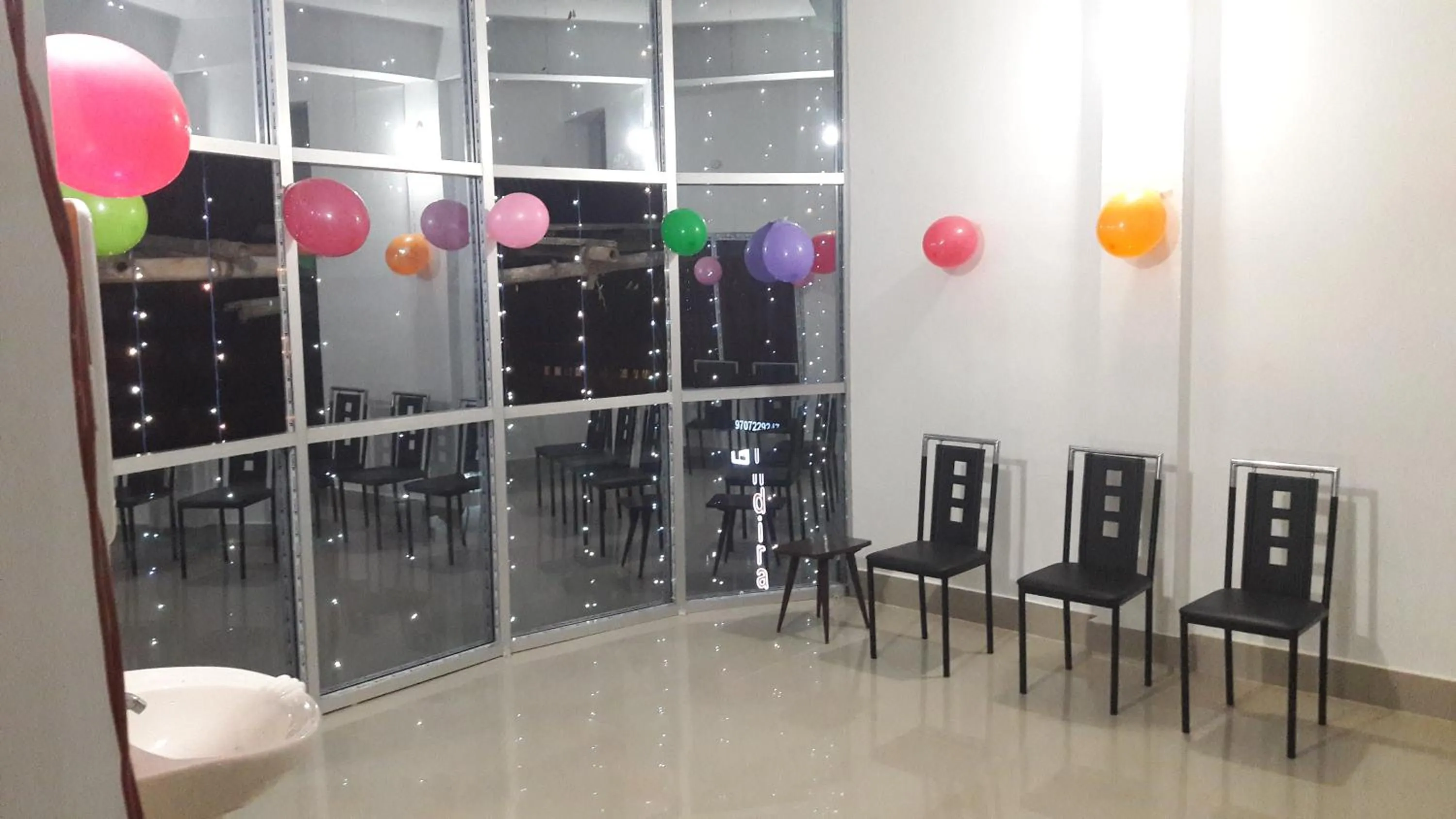 Restaurant/places to eat in Hotel Indira