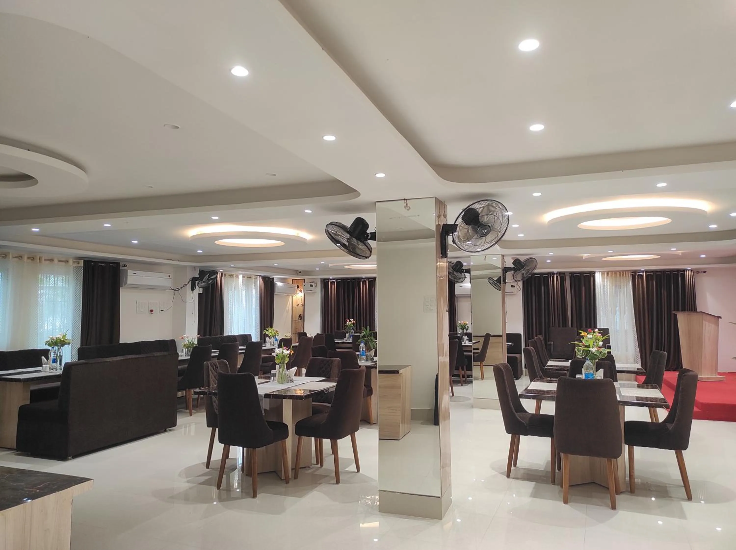 Restaurant/places to eat in Hotel Indira