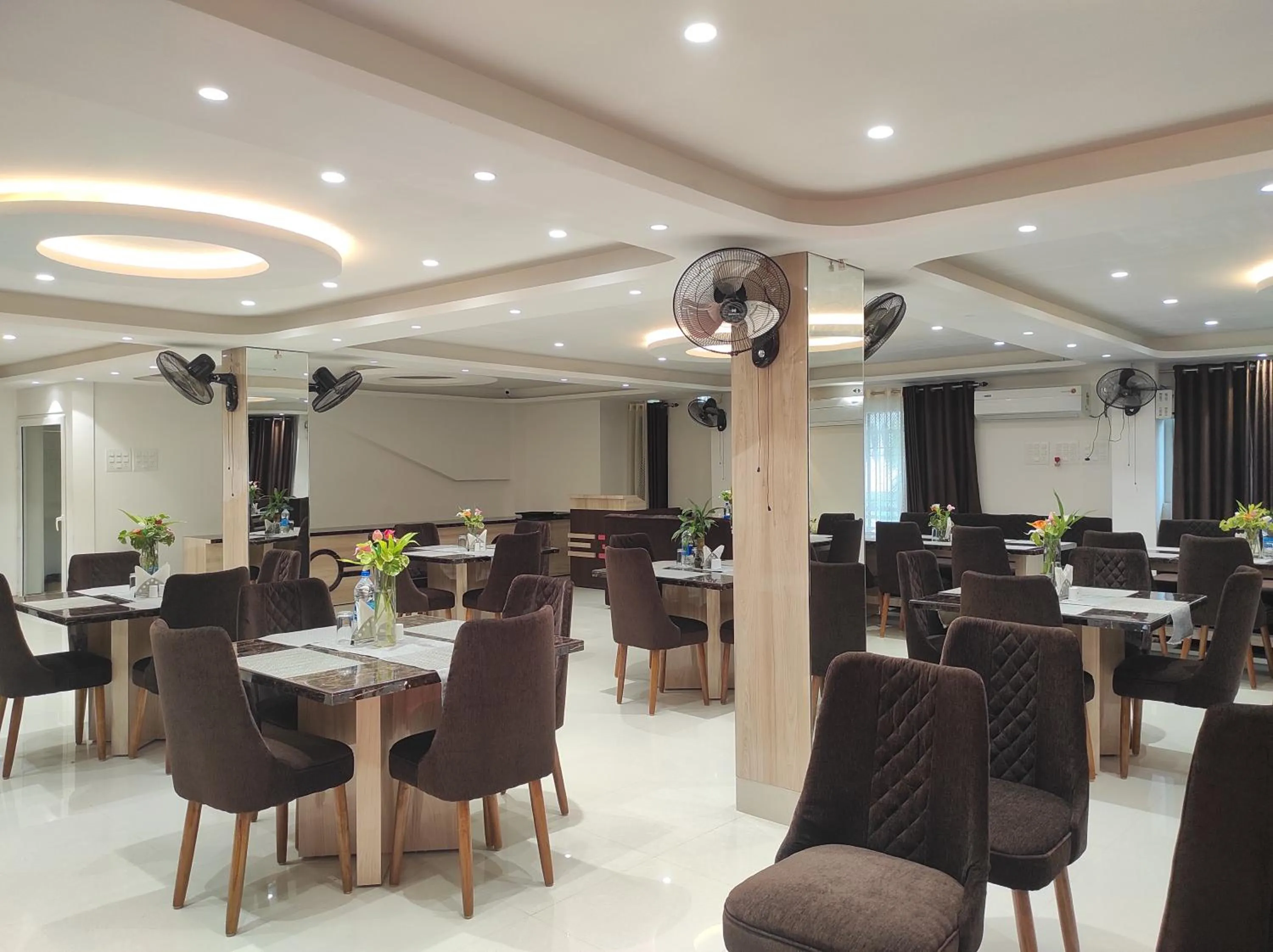 Restaurant/places to eat in Hotel Indira