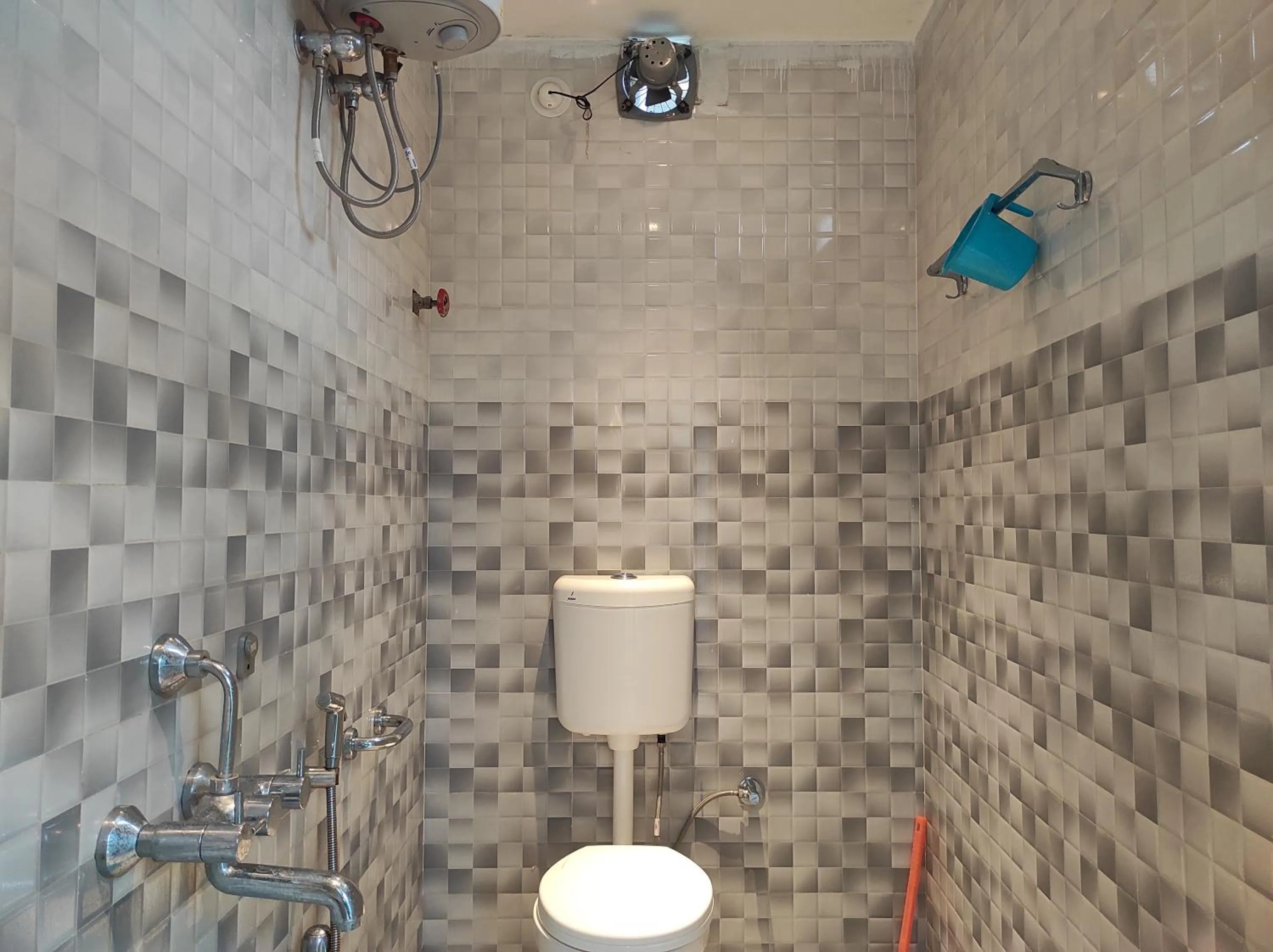 Shower in Hotel Indira