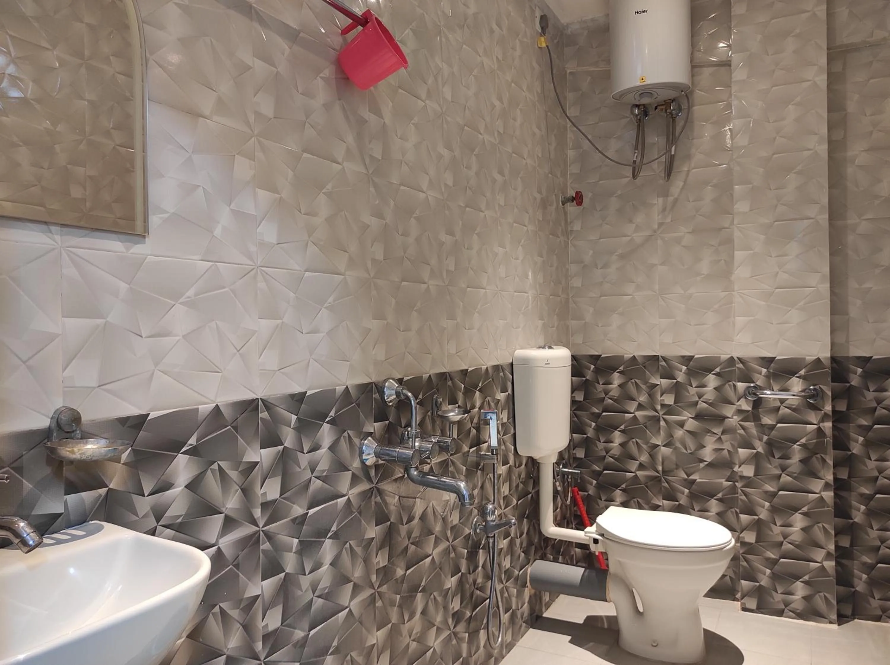 Shower in Hotel Indira