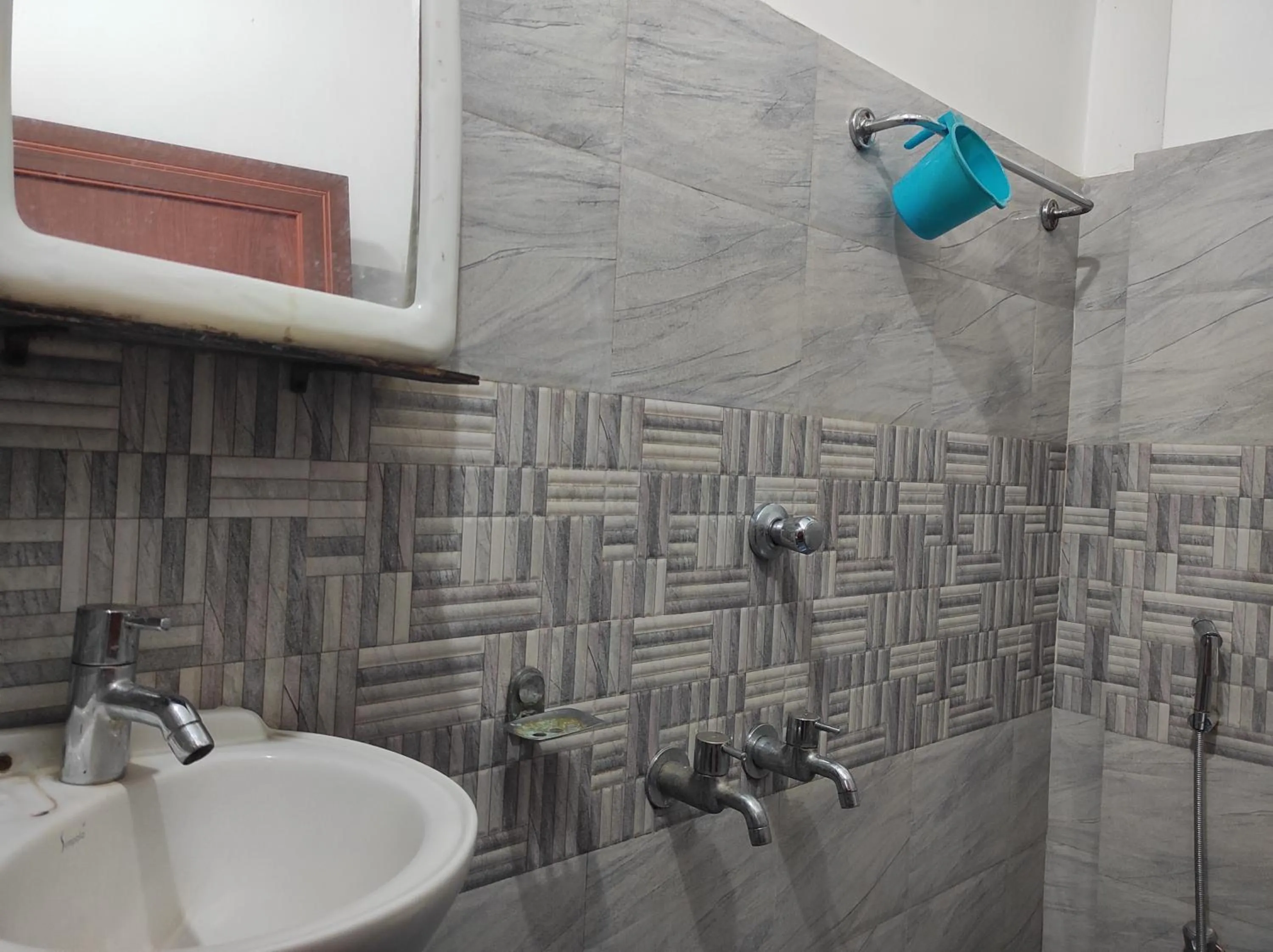 Shower in Hotel Indira