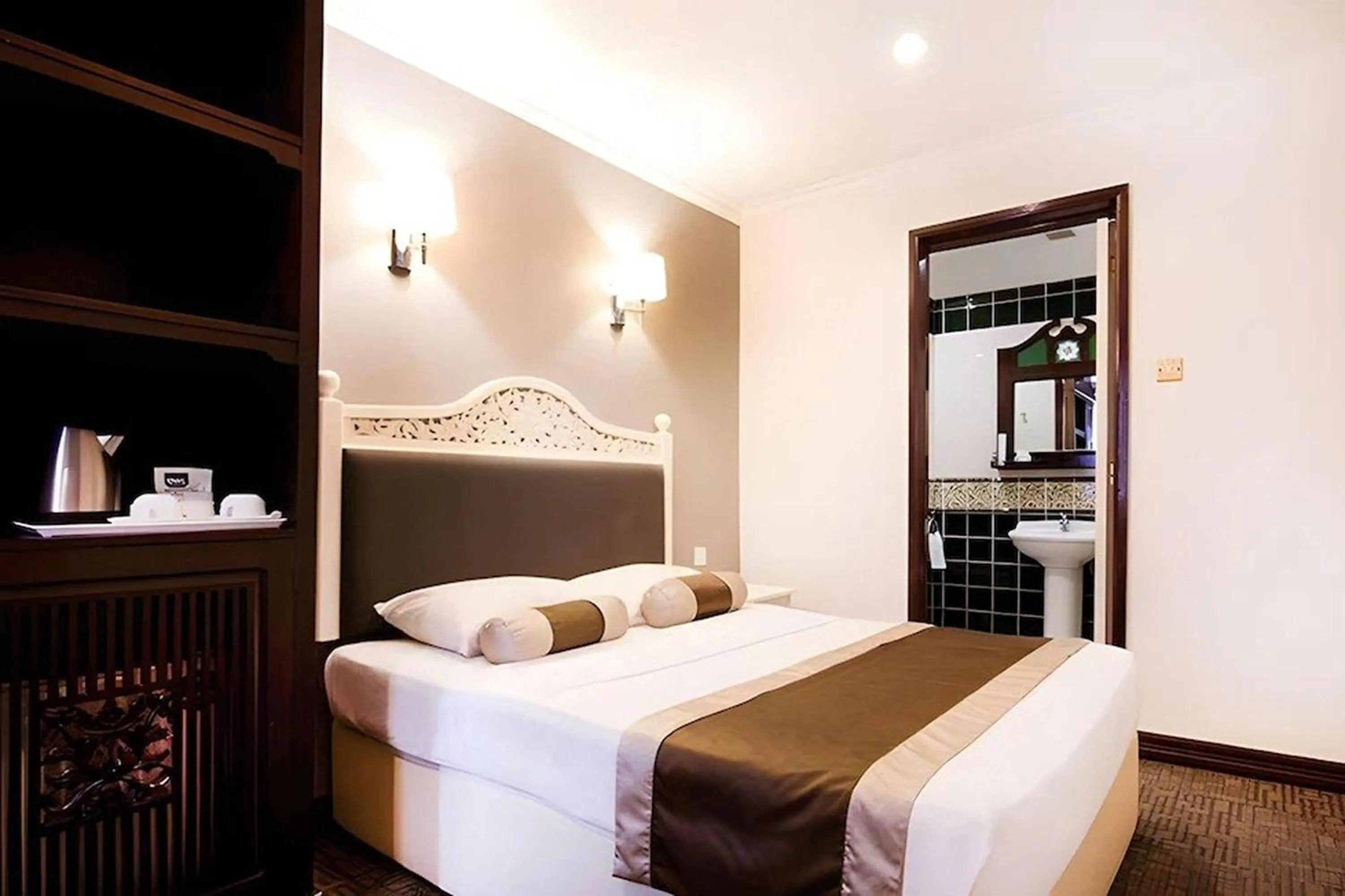 Bed in The Inn at Temple Street