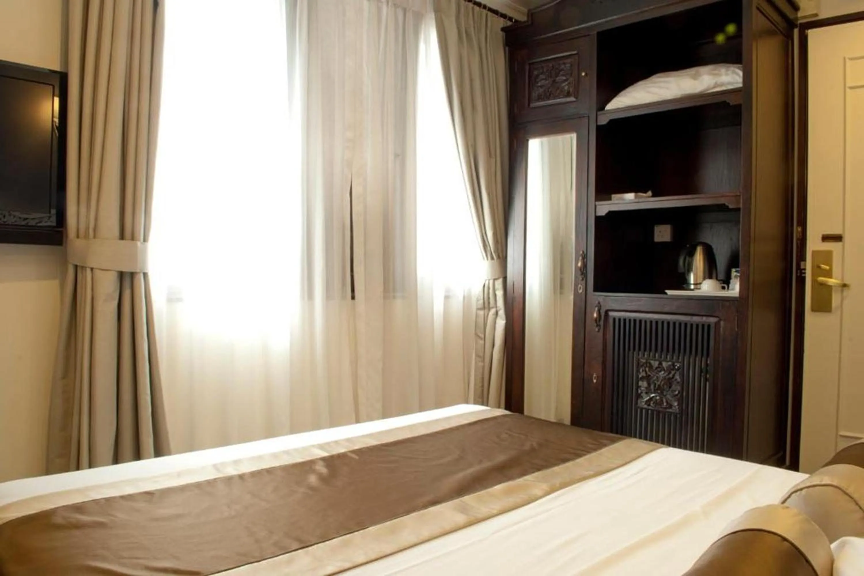 Bed in The Inn at Temple Street