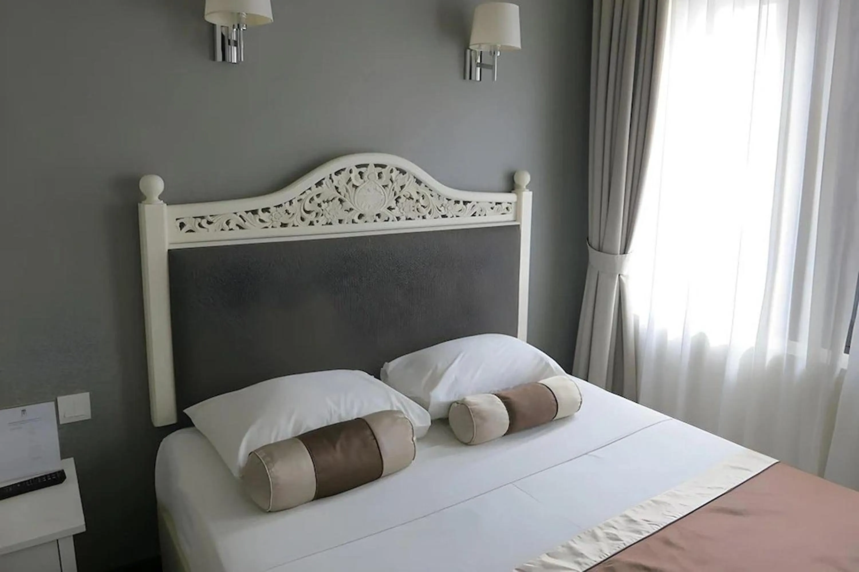 Bed in The Inn at Temple Street