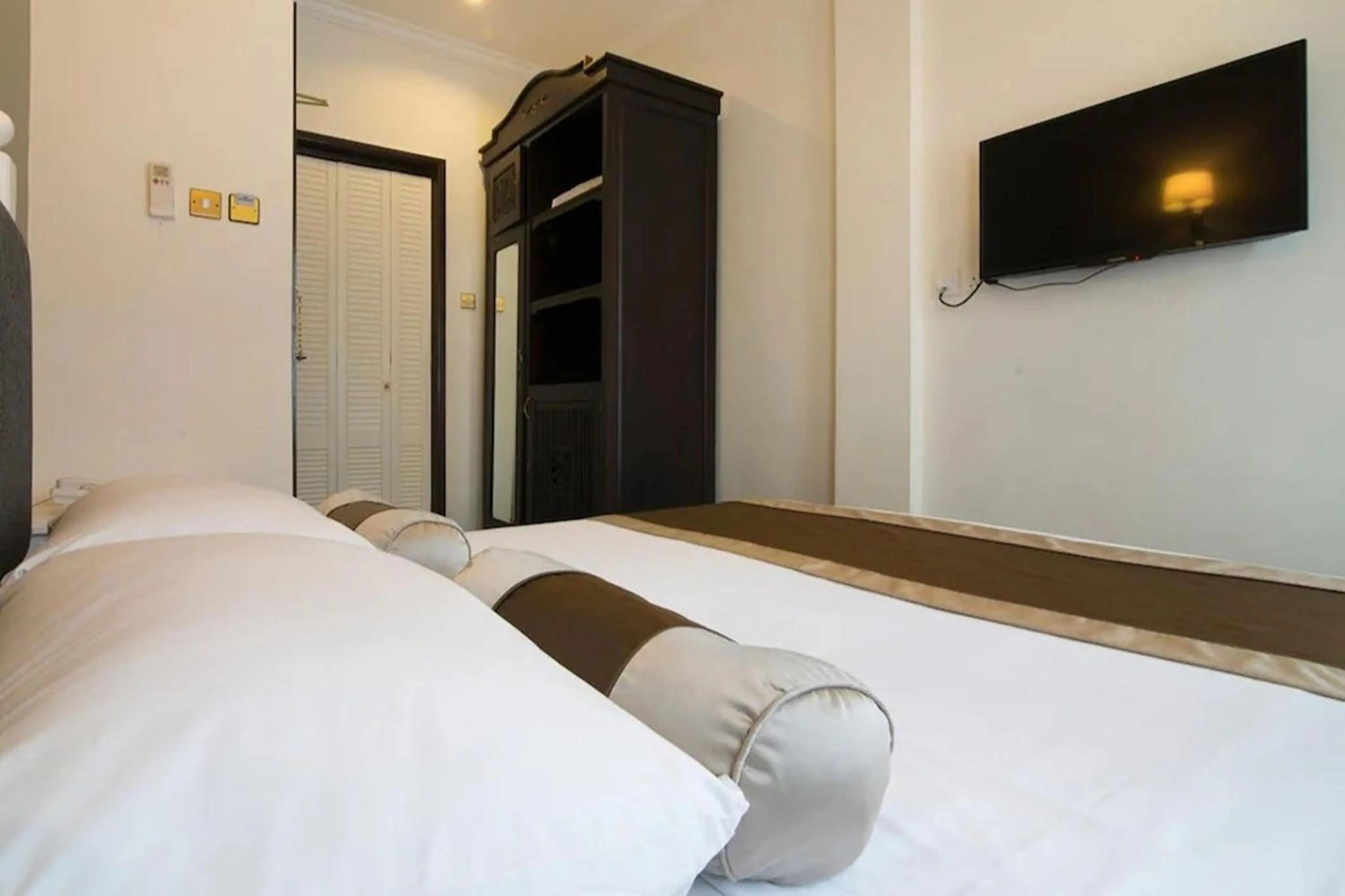 Bed in The Inn at Temple Street