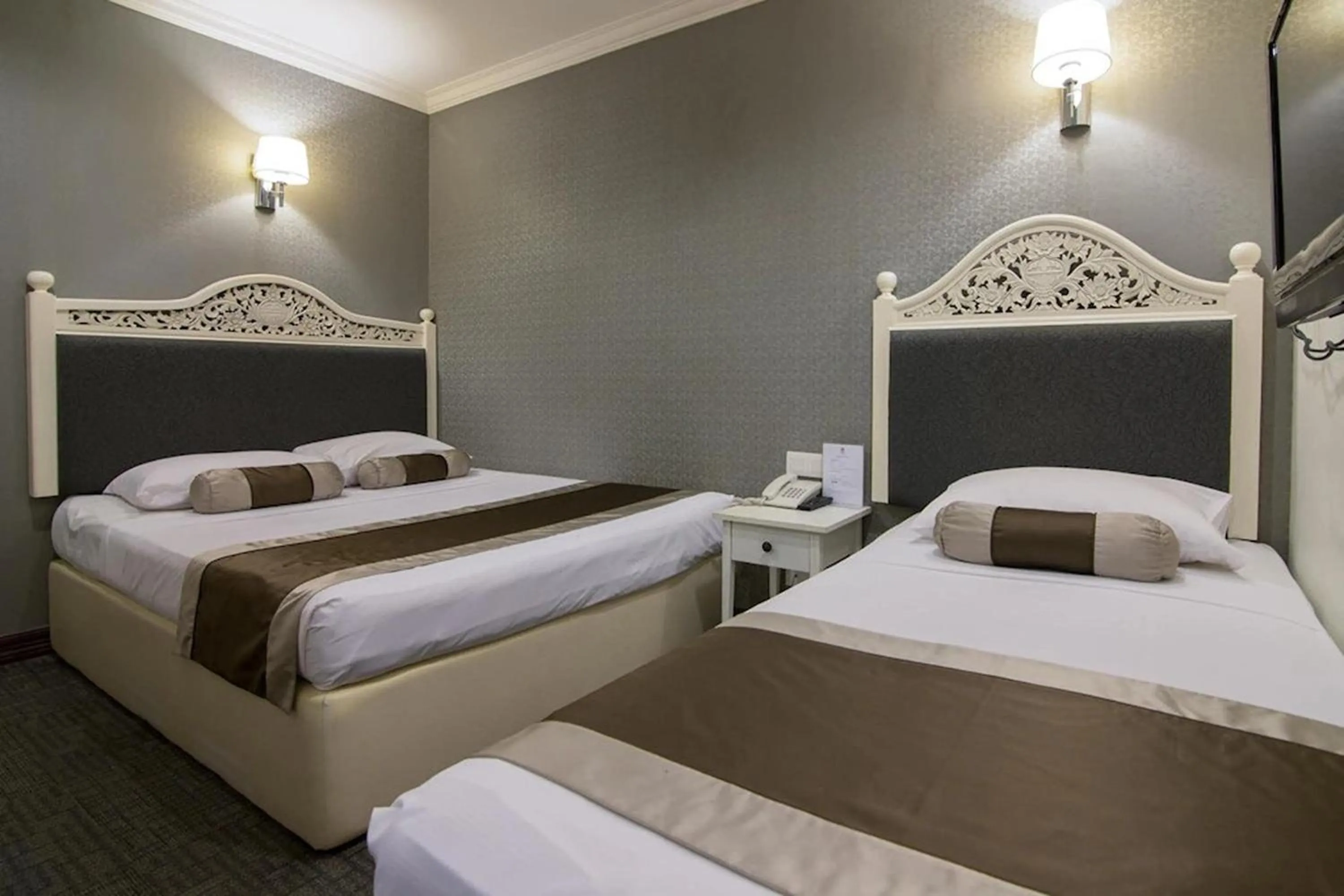 Bed in The Inn at Temple Street