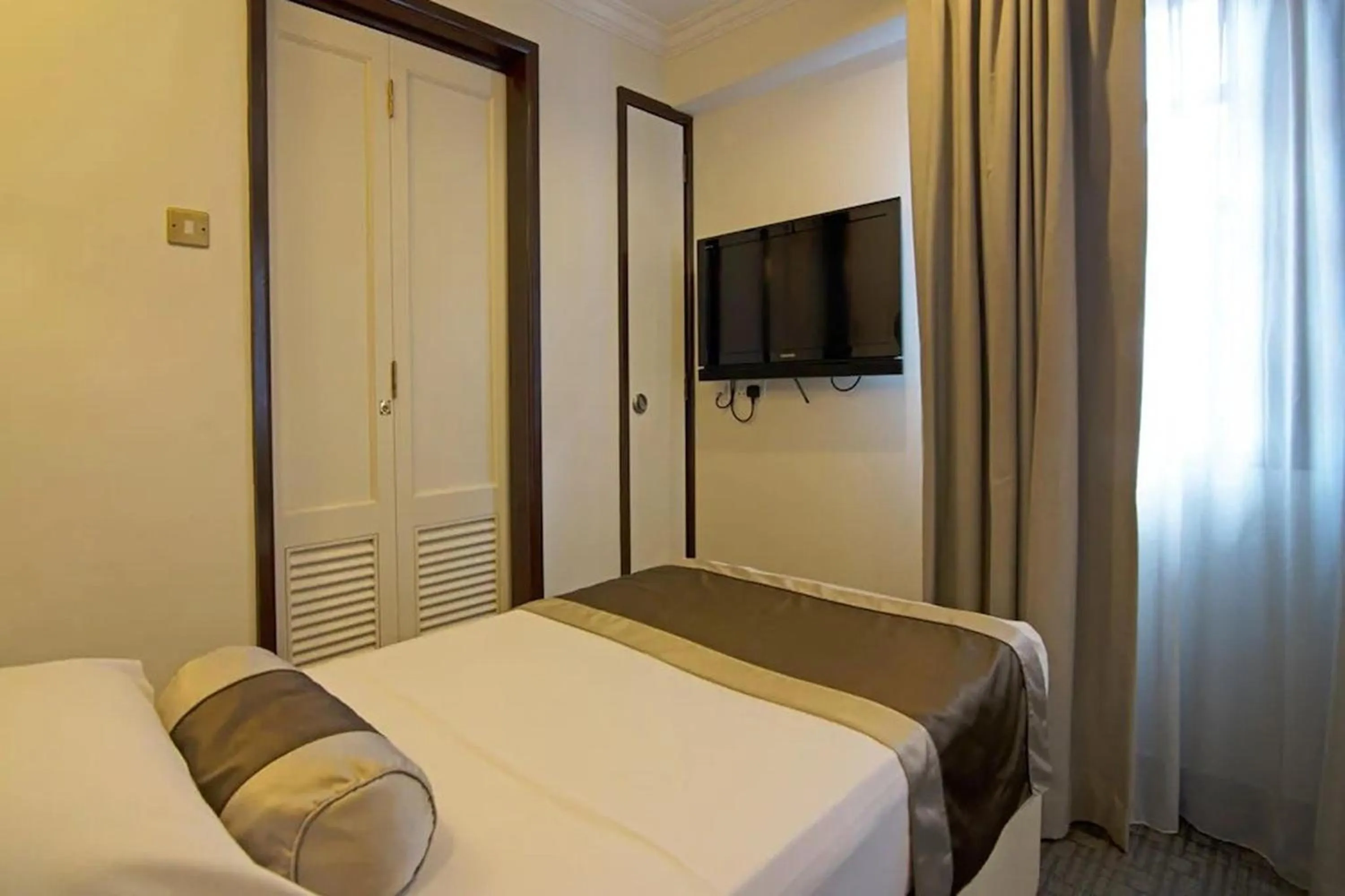 Bed in The Inn at Temple Street