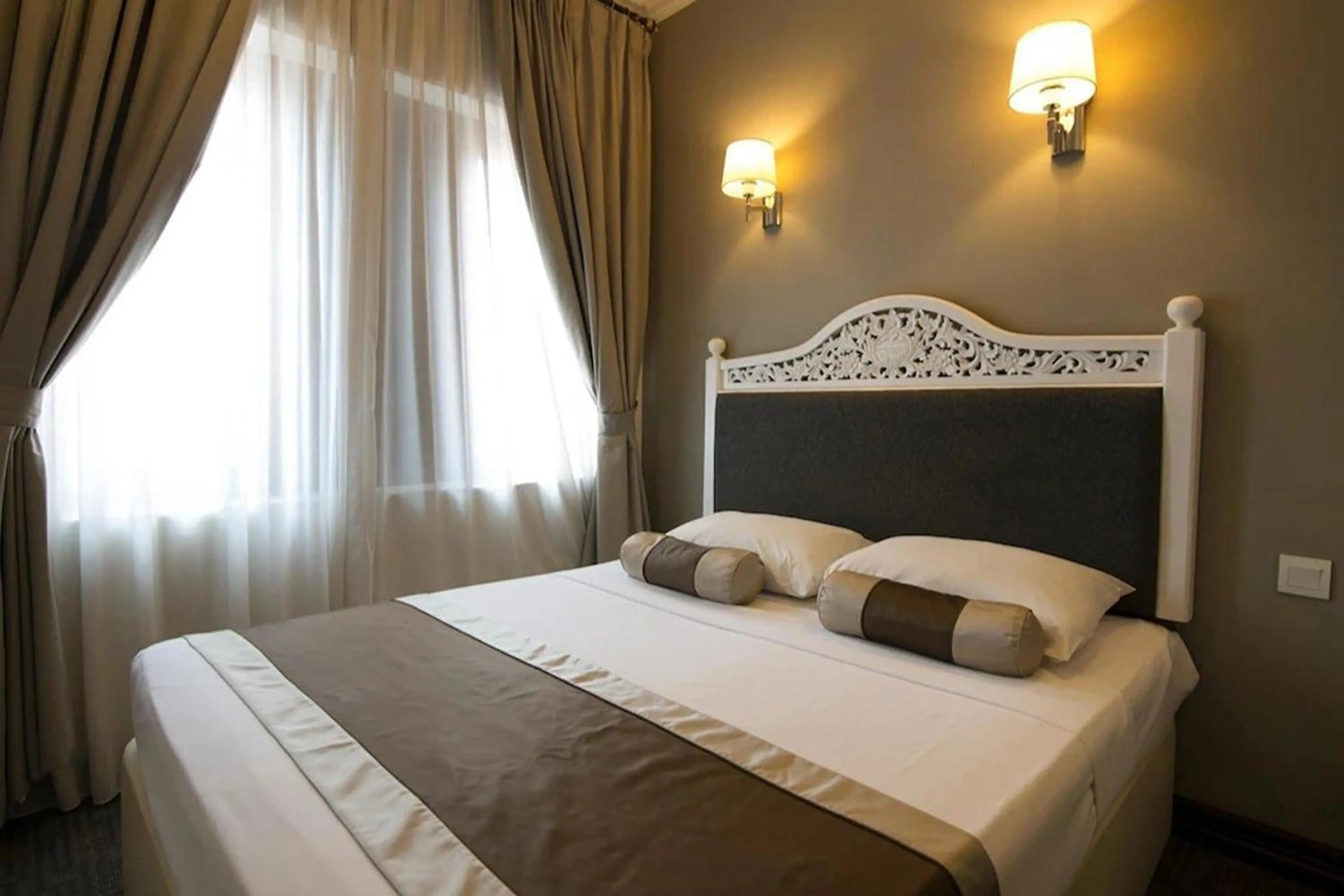 Bed in The Inn at Temple Street