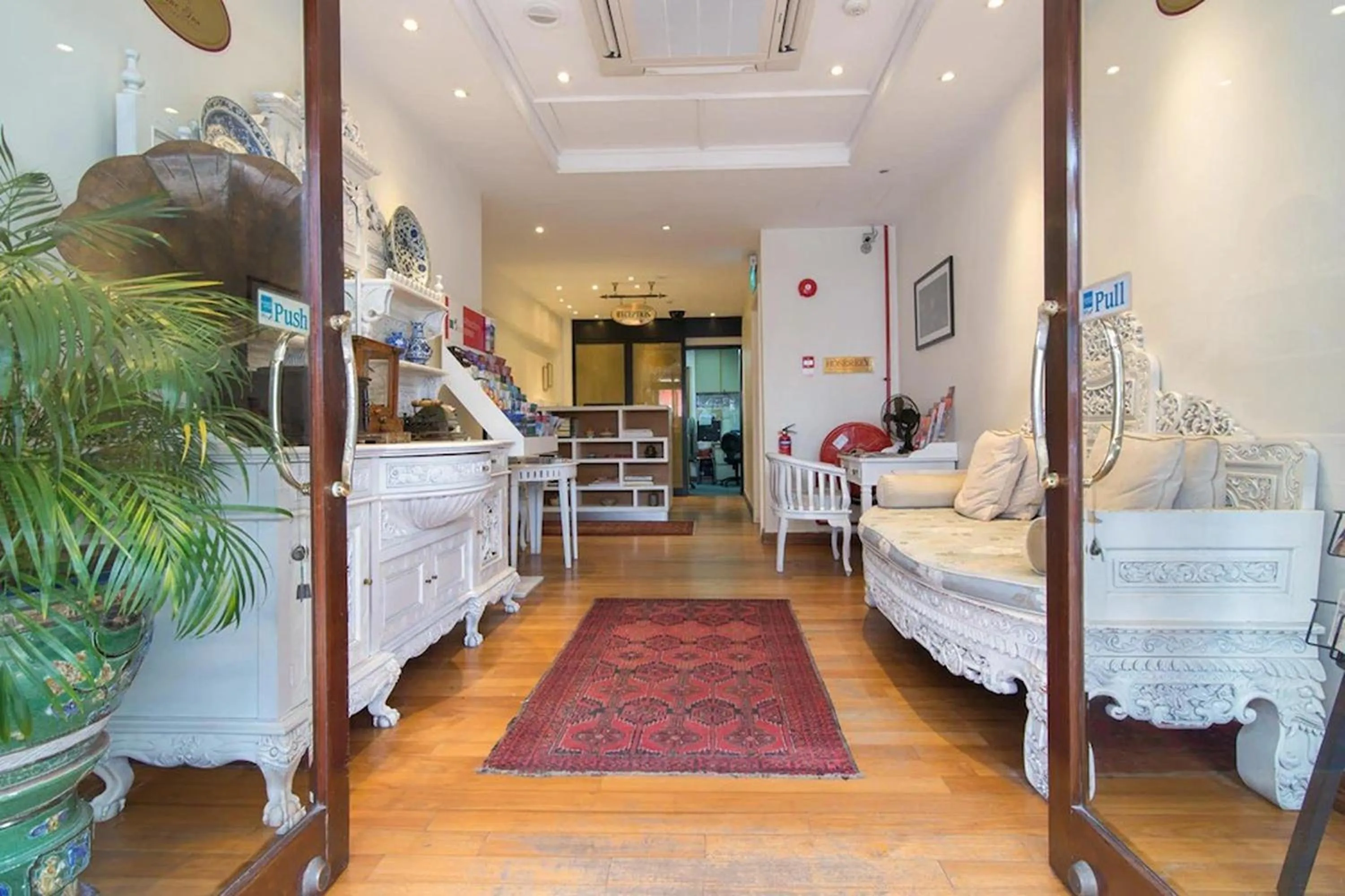 Facade/entrance, Bed in The Inn at Temple Street