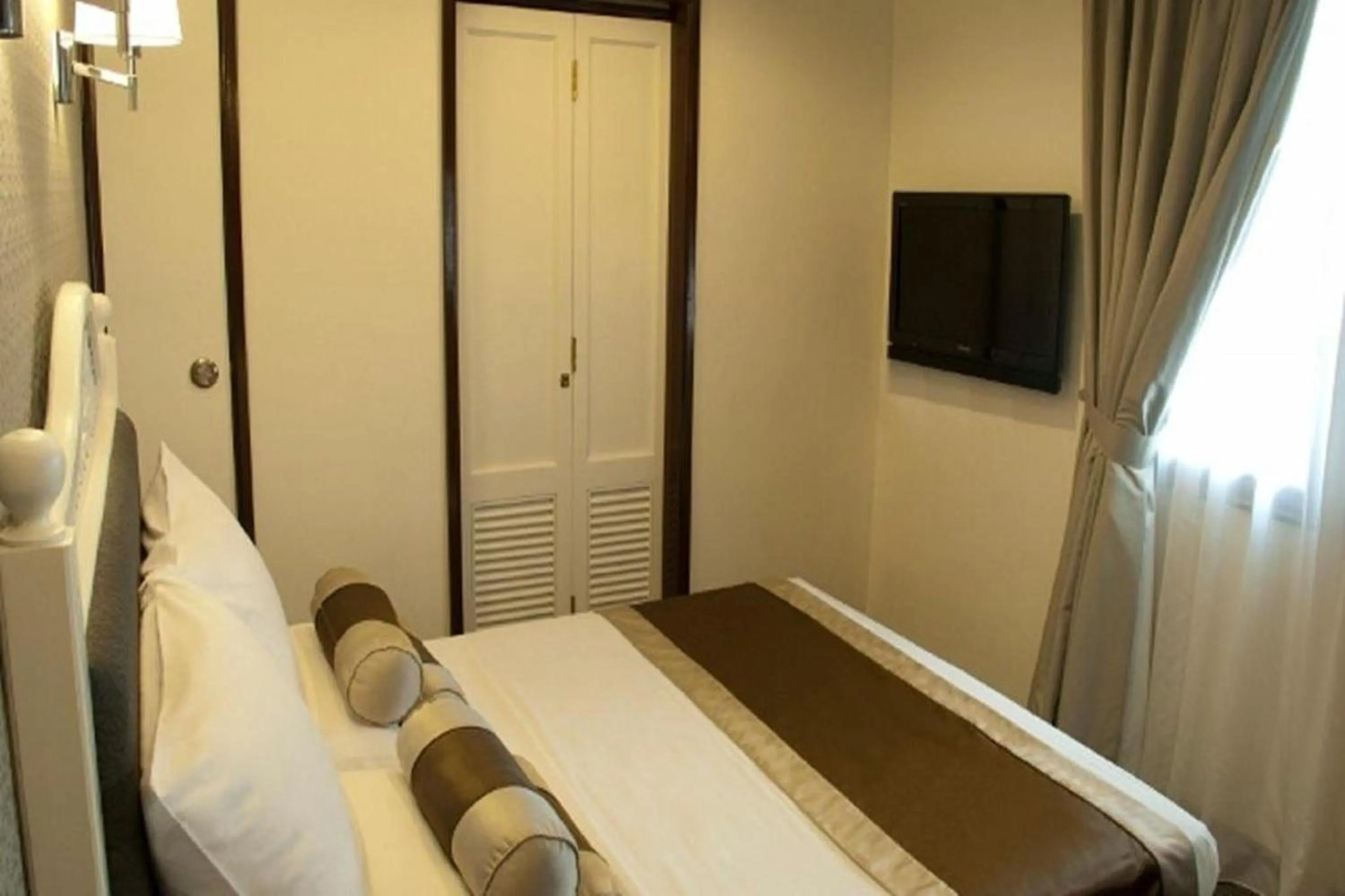 Bed in The Inn at Temple Street