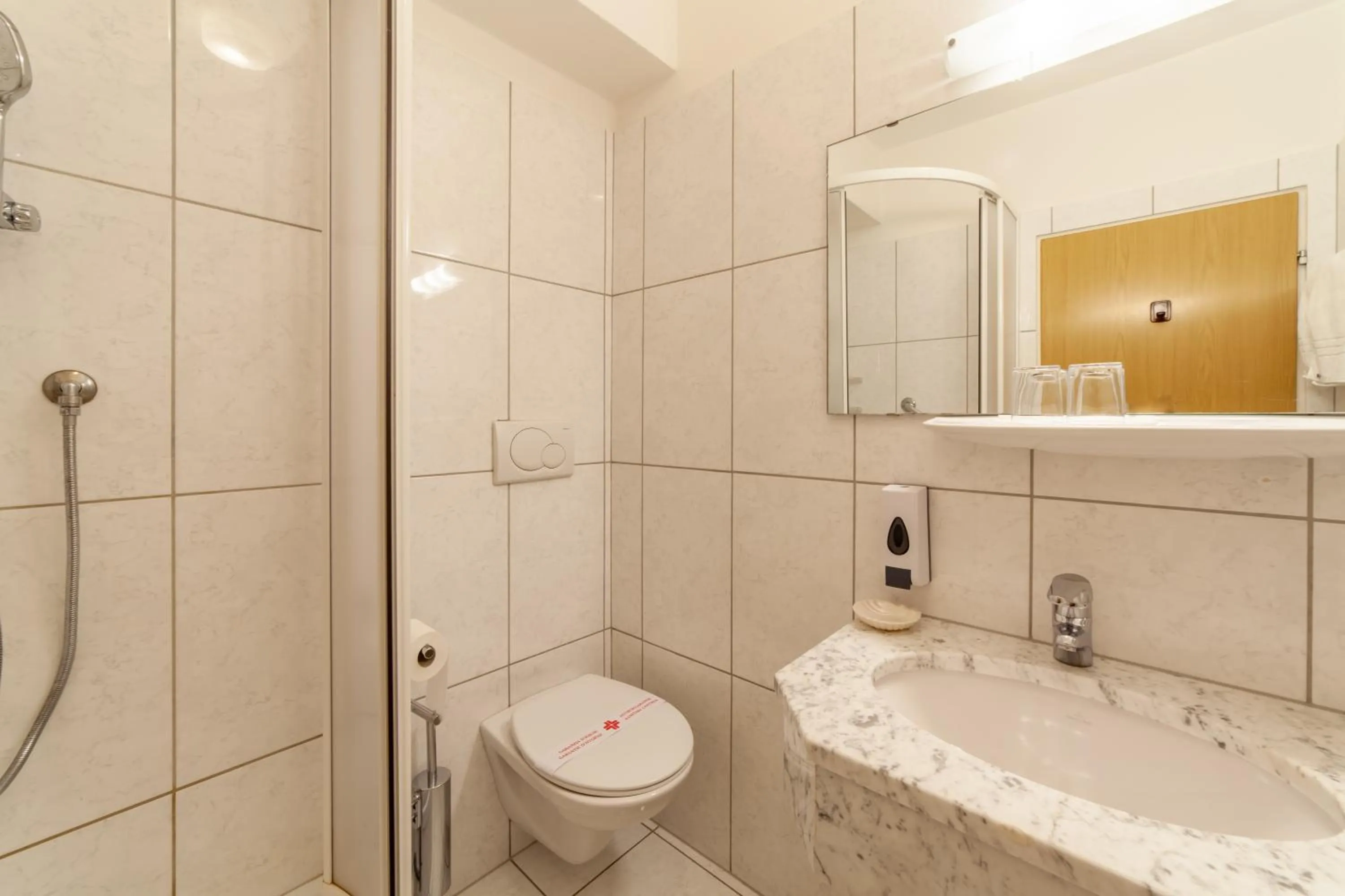 Toilet in Frühstücks-Hotel Olympia