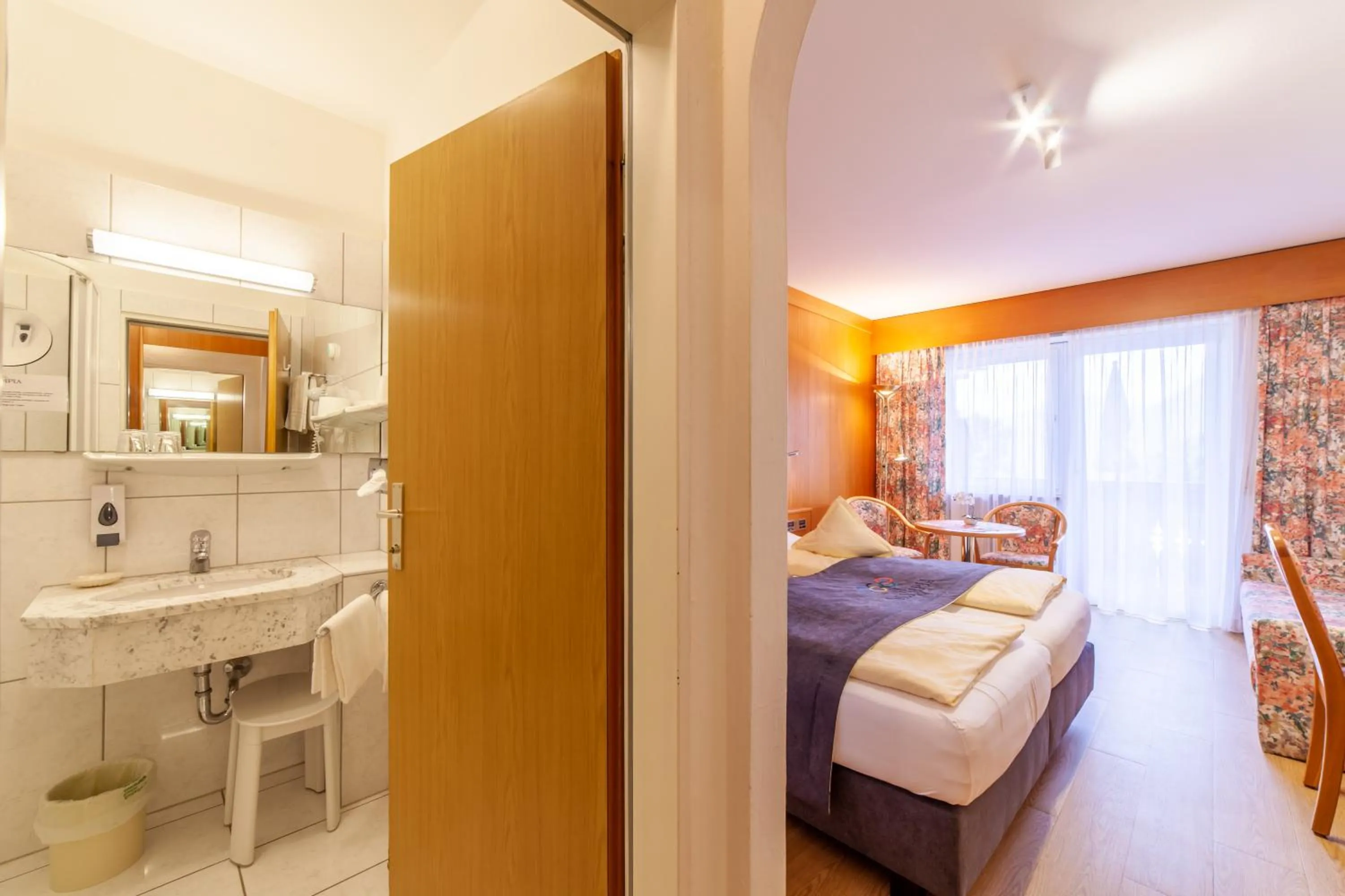 Bathroom, Bed in Frühstücks-Hotel Olympia