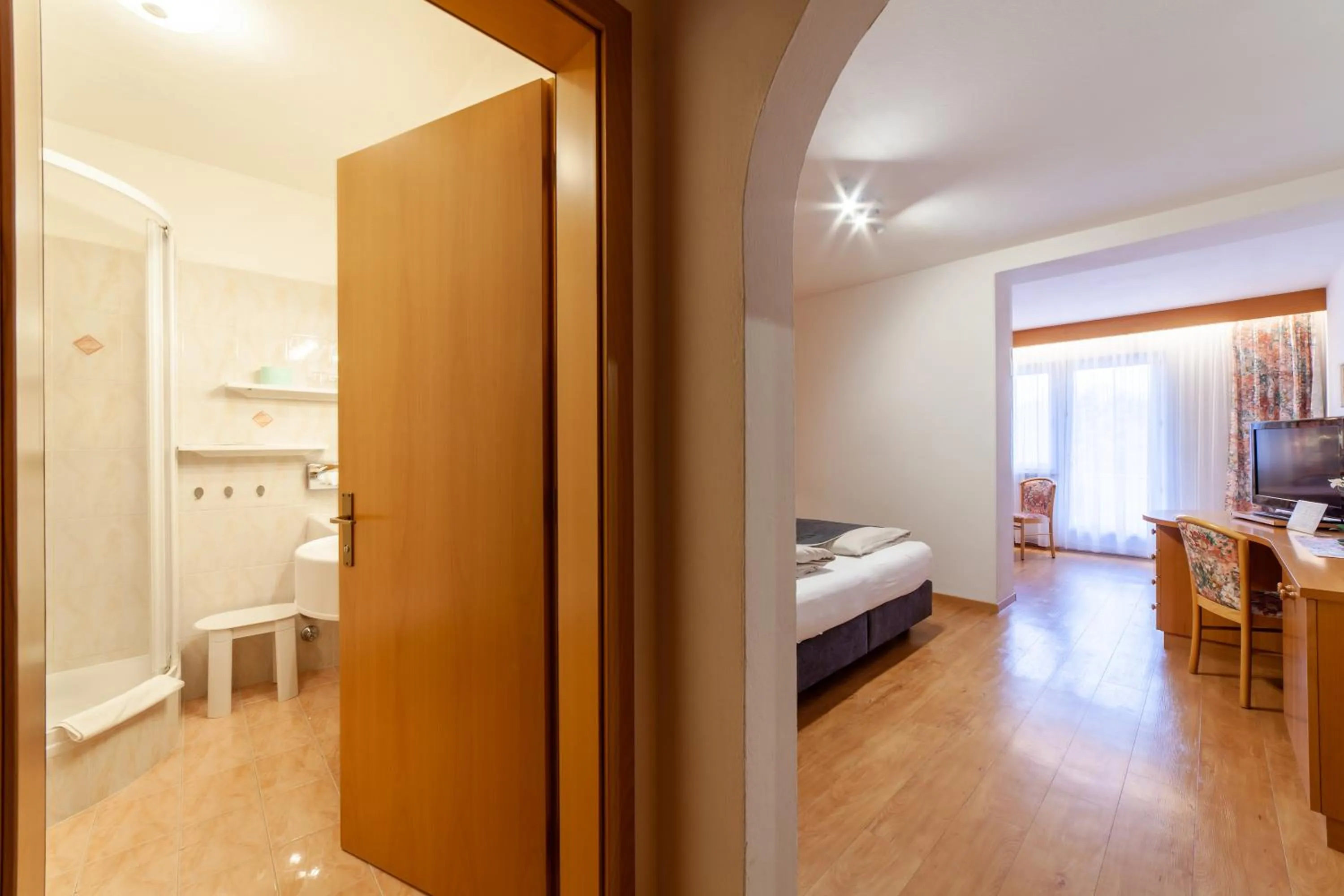 Photo of the whole room, Bed in Frühstücks-Hotel Olympia