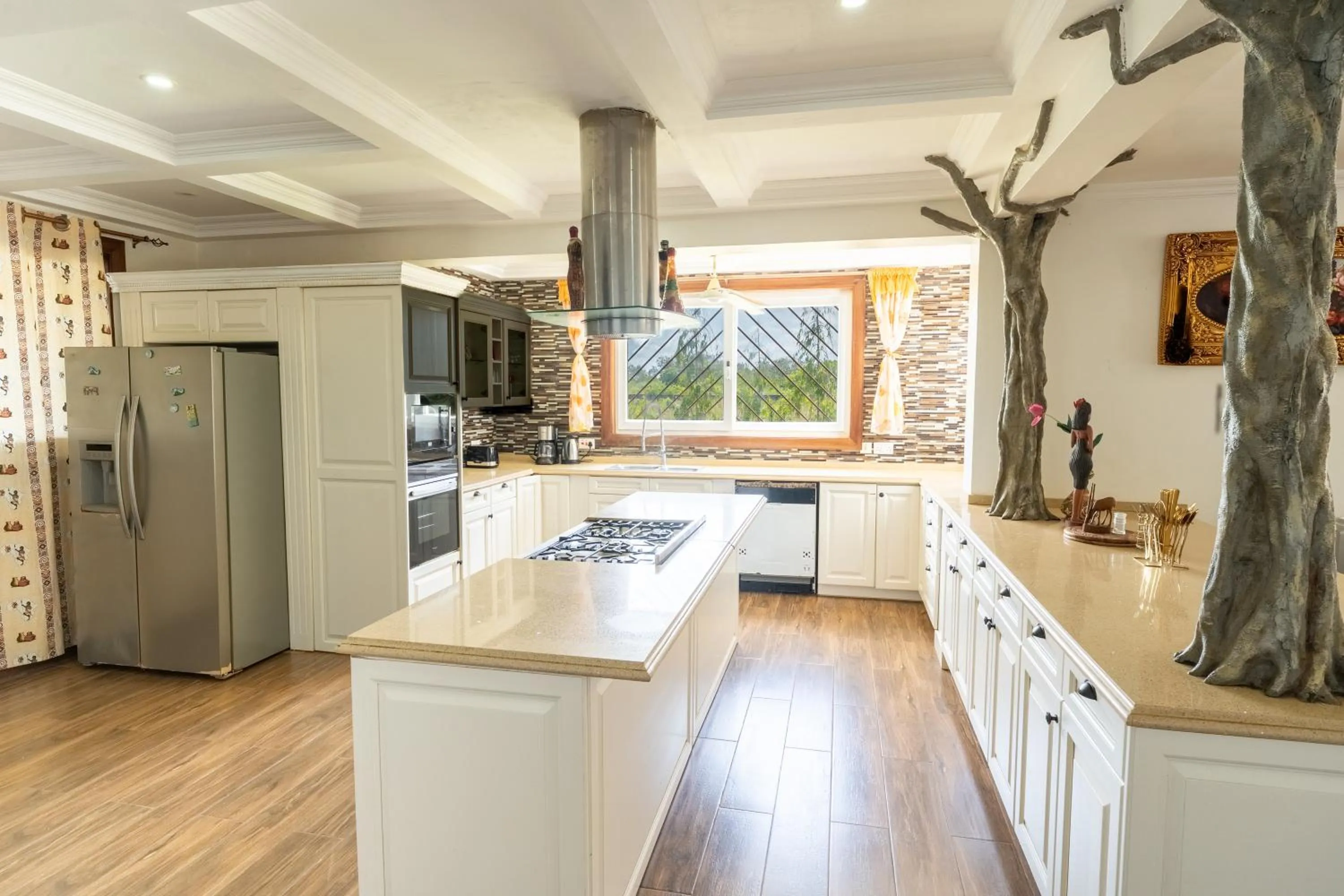 Kitchen or kitchenette in Queens Chateau Boutique Villa