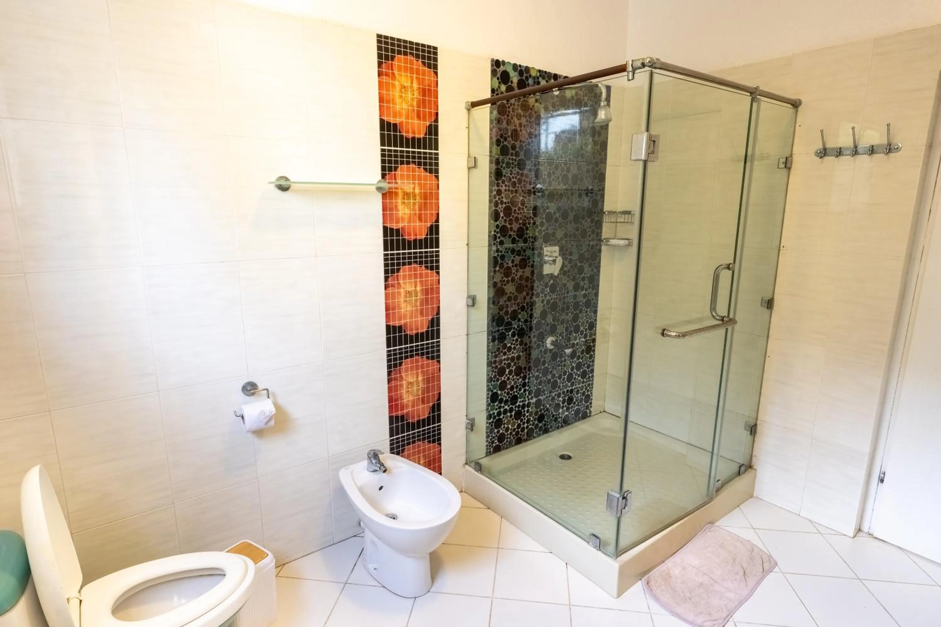 Shower in Queens Chateau Boutique Villa