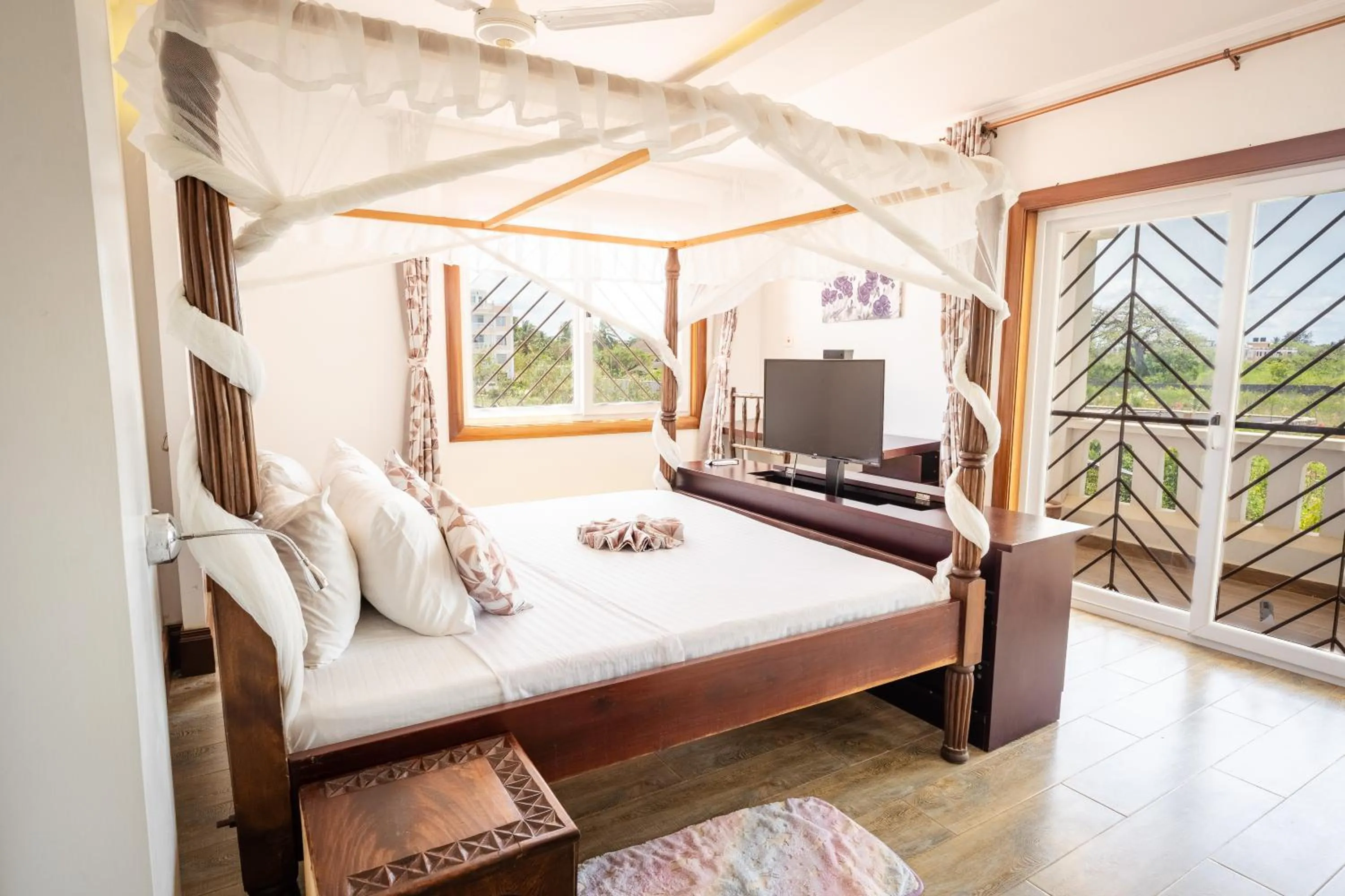 Bed in Queens Chateau Boutique Villa