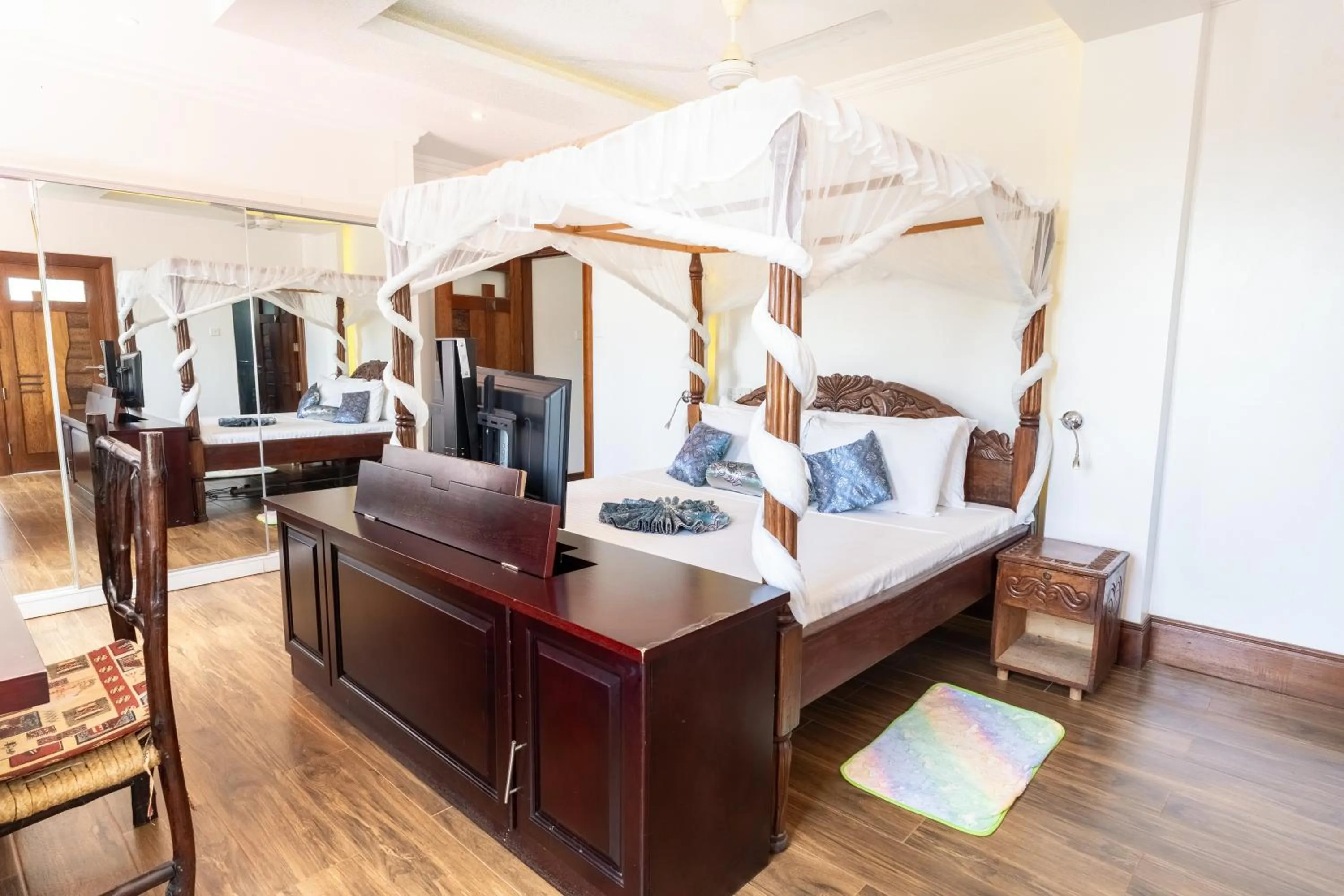 Bed in Queens Chateau Boutique Villa