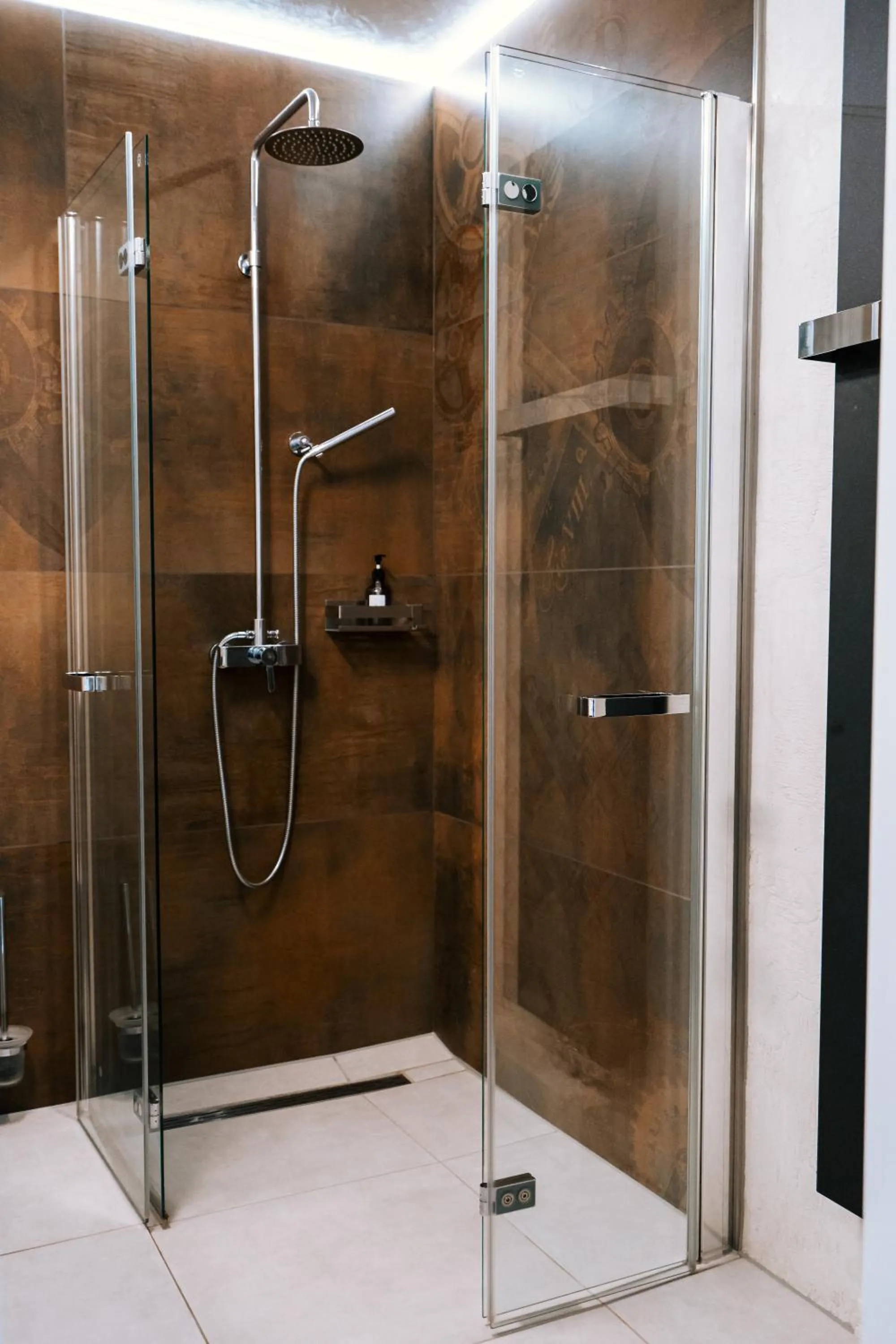 Shower in Dill Hotel