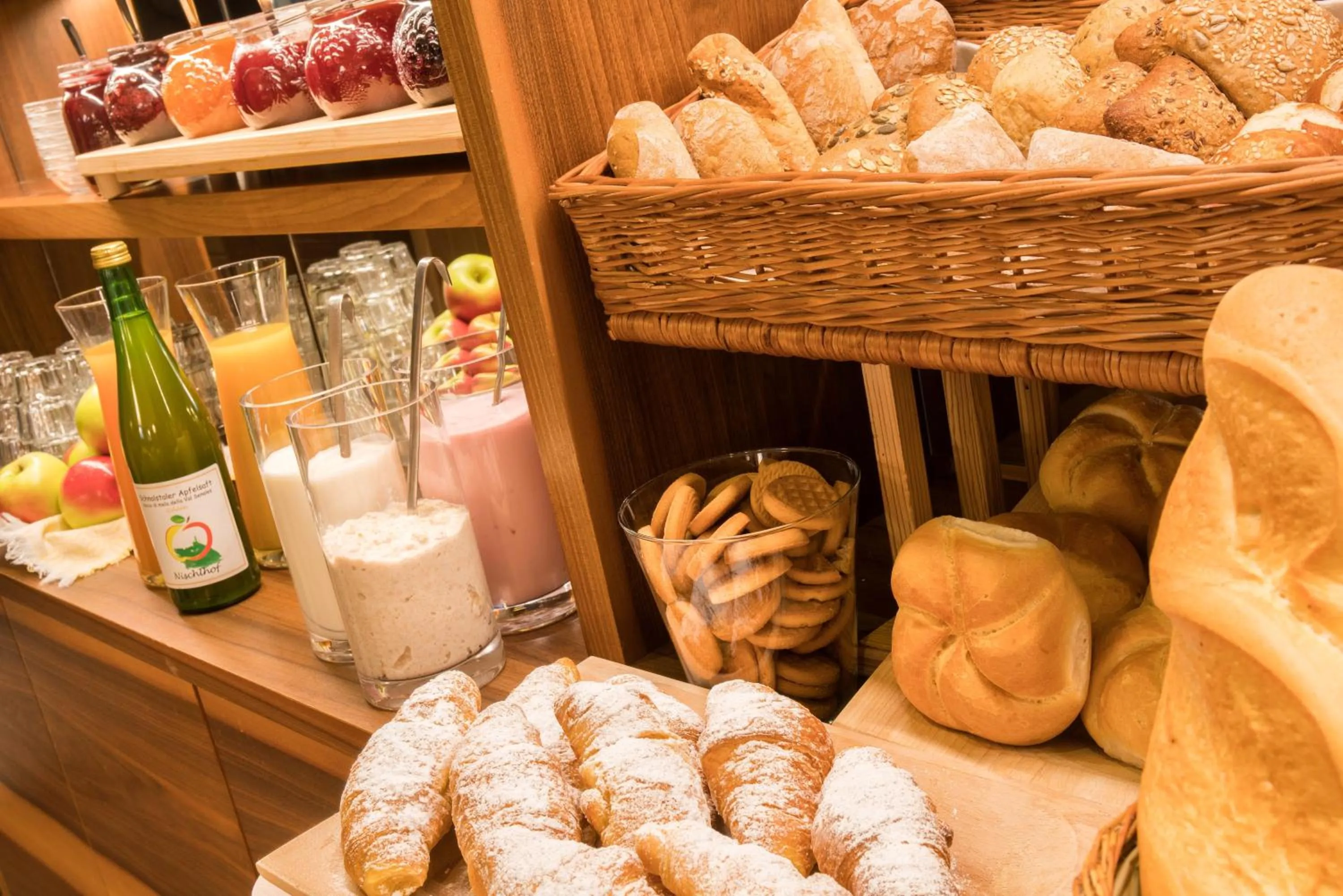 Food and drinks in Piccolo Hotel Gurschler