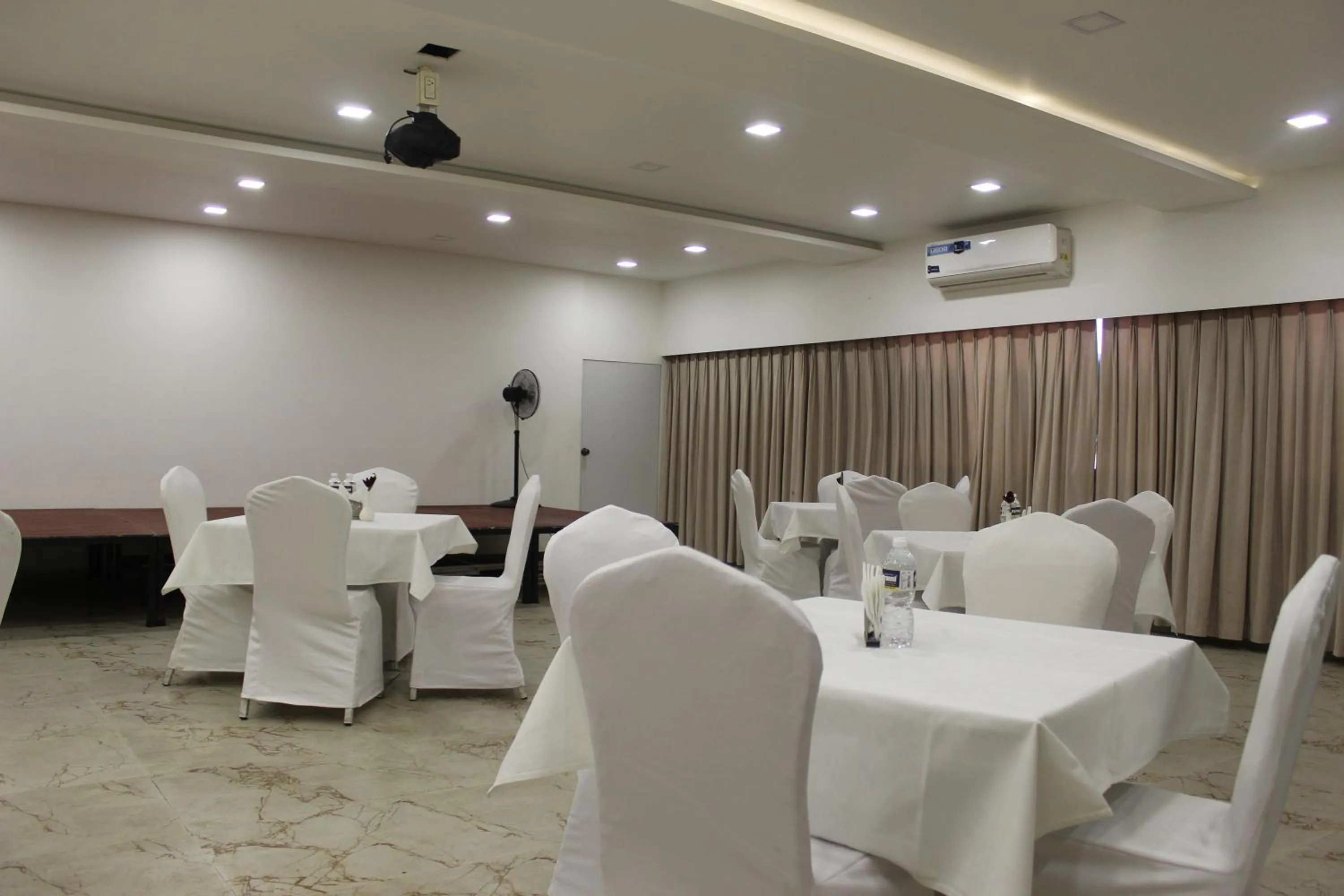 Restaurant/places to eat in Hotel Planet Four