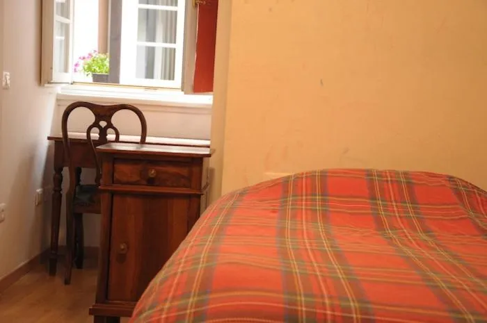 Bedroom, Bed in La stufa rossa