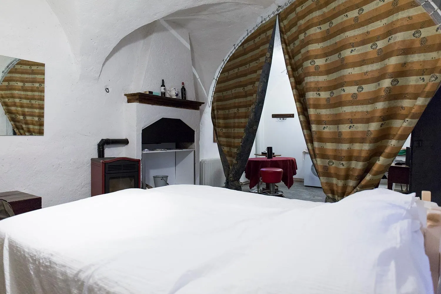 Photo of the whole room, Bed in La stufa rossa