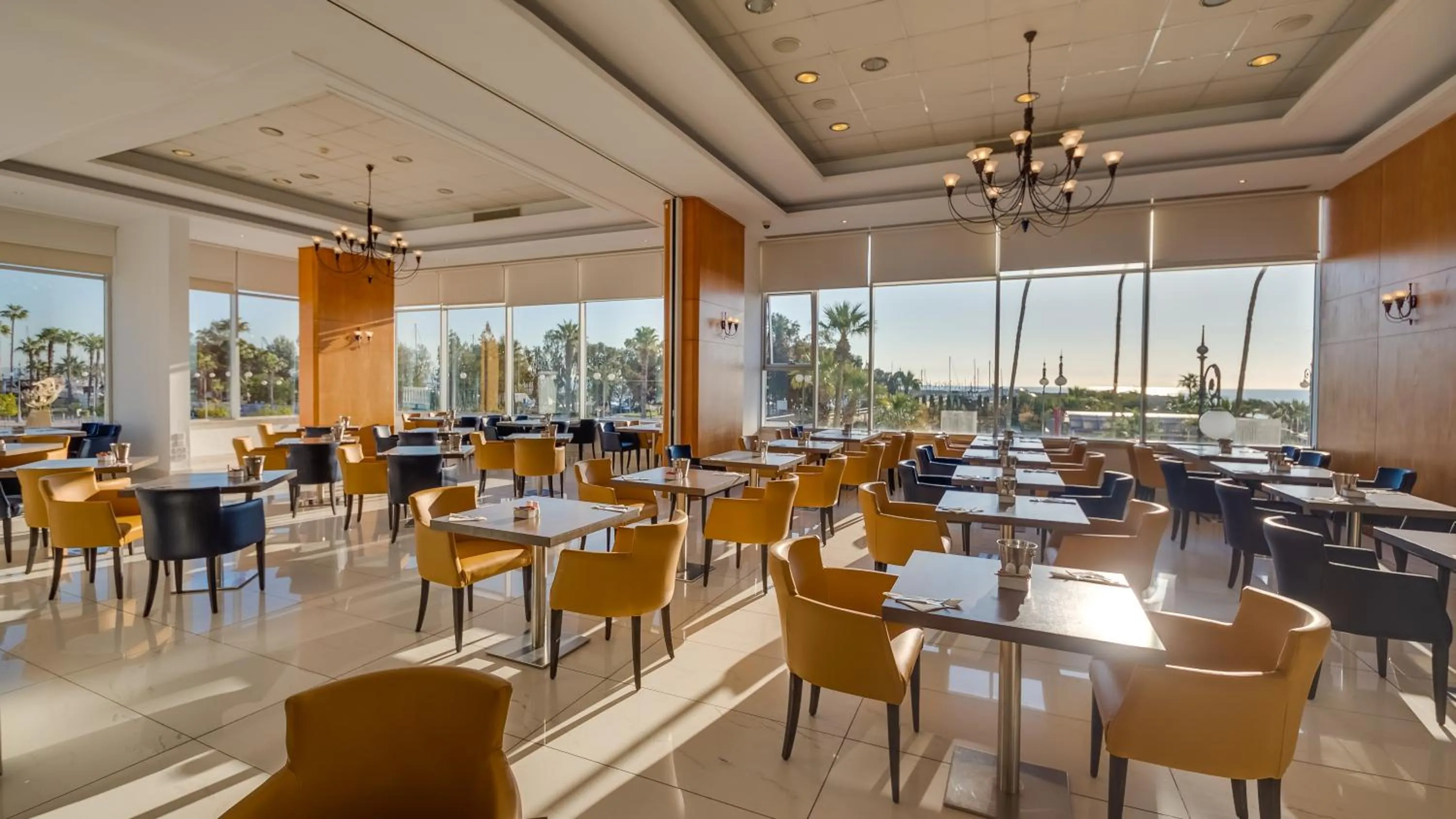 Restaurant/places to eat in Sun Hall Hotel