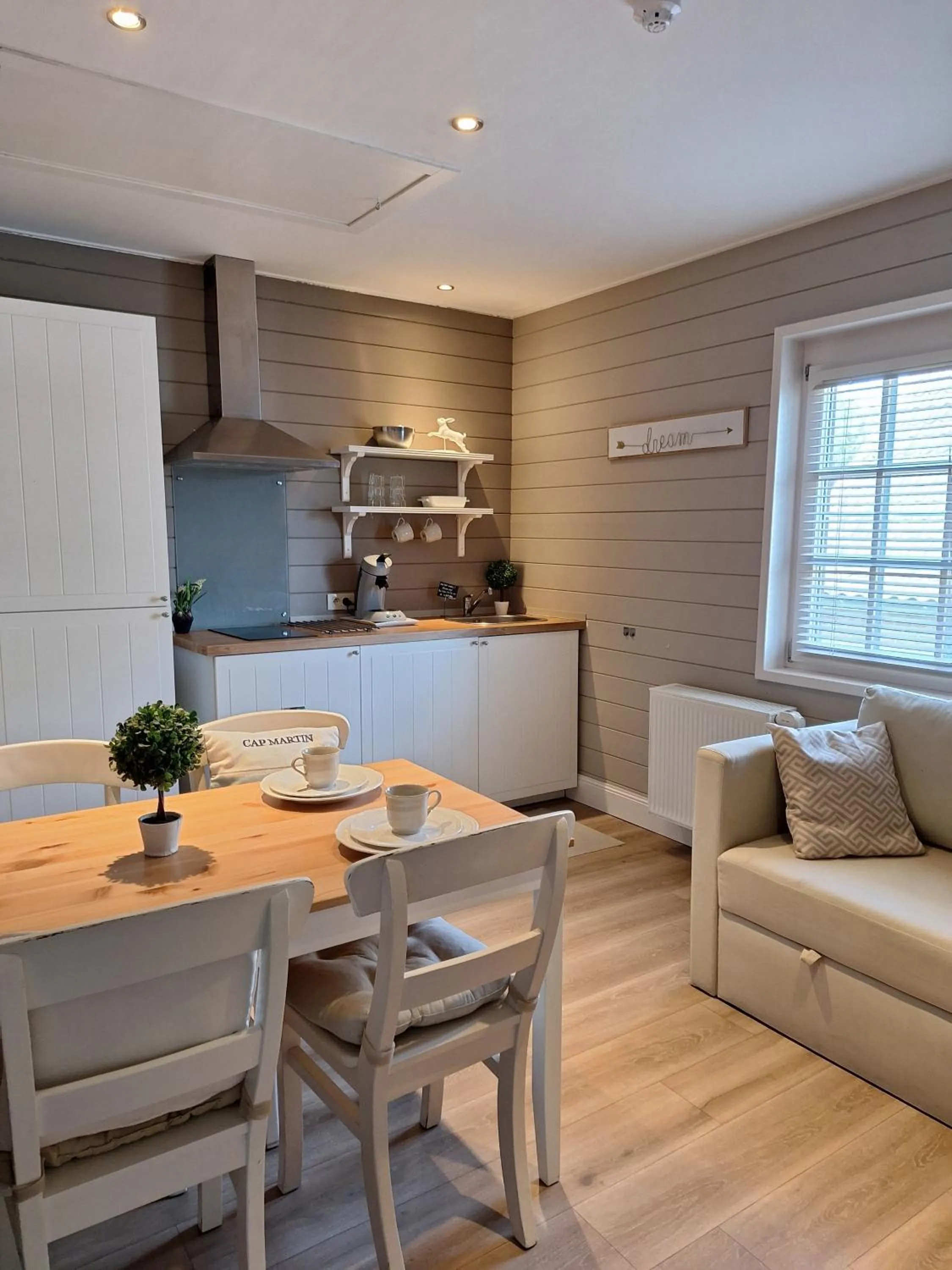 Casa-Cosi, tourist & business suites & flats with reserved parking included, private sauna