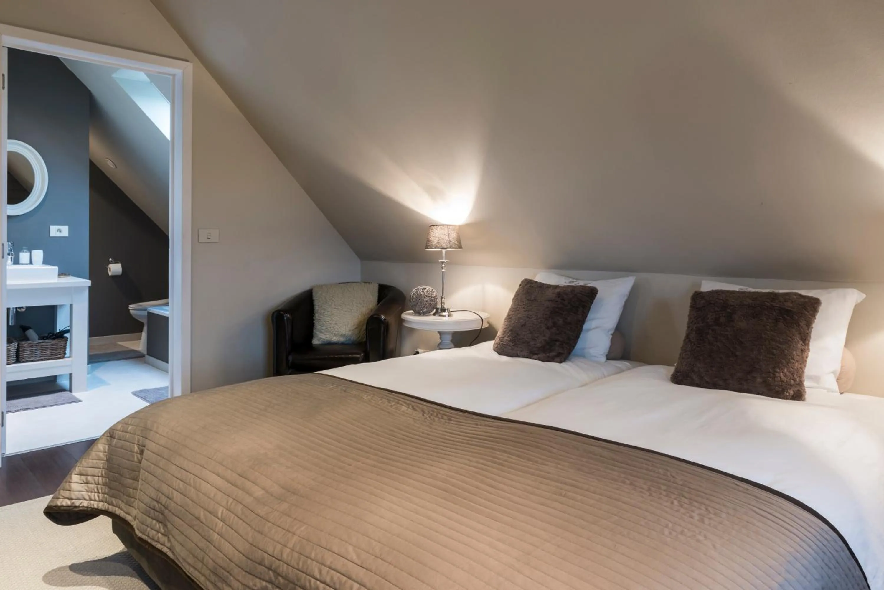 Bed in Casa-Cosi, tourist & business suites & flats with reserved parking included, private sauna