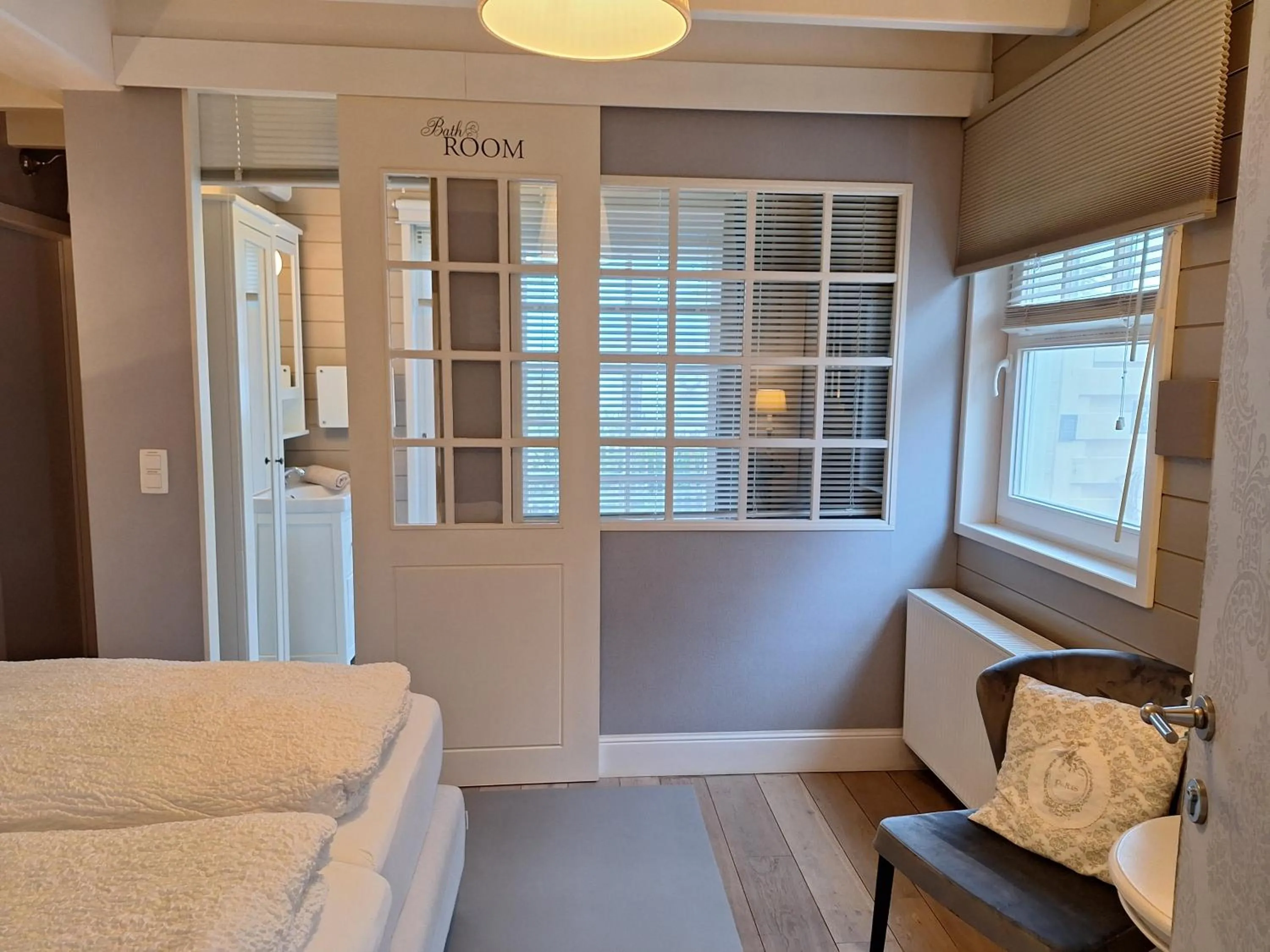 Bed in Casa-Cosi, tourist & business suites & flats with reserved parking included, private sauna