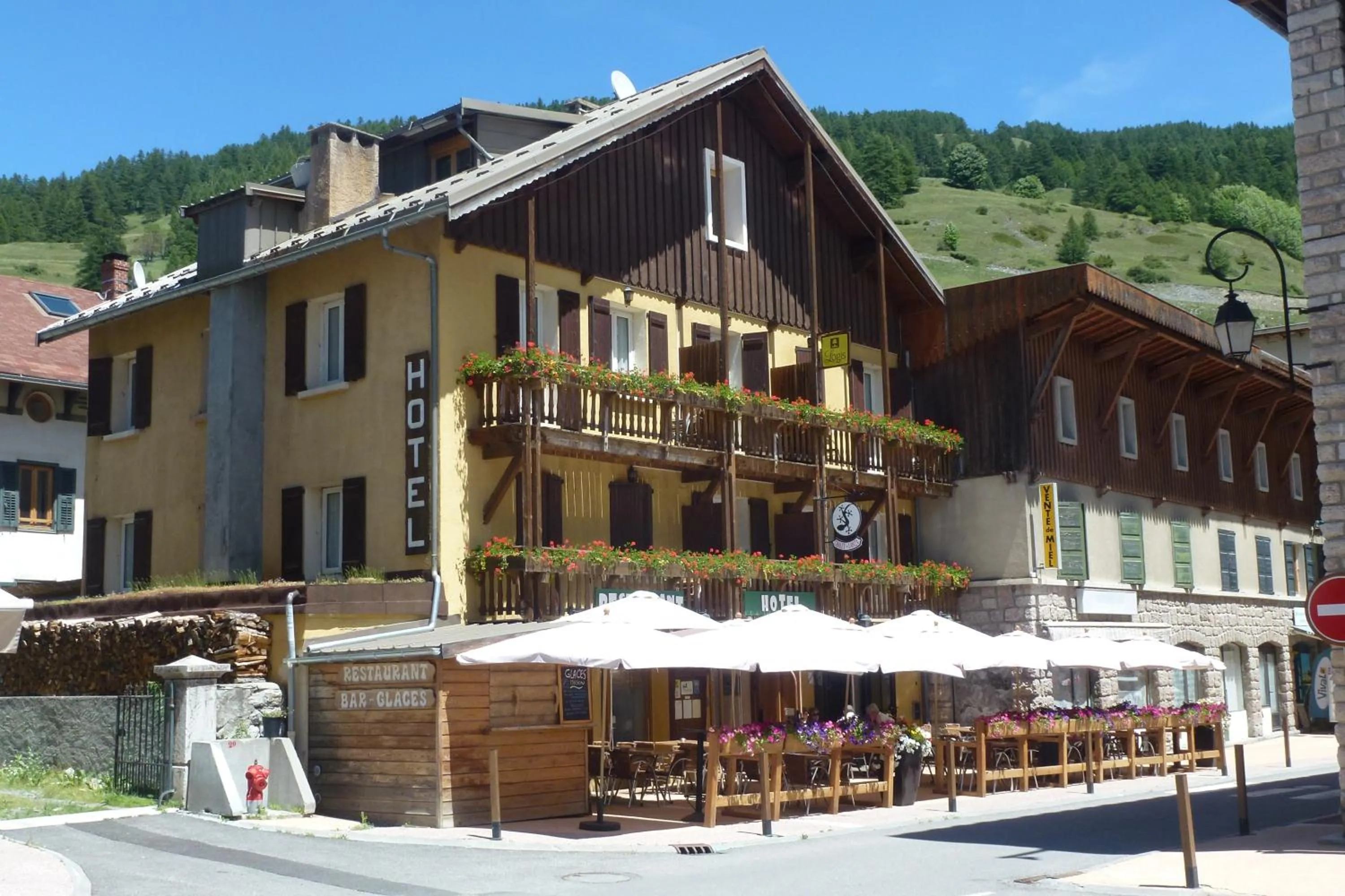 Facade/entrance in Chalet de Lanza