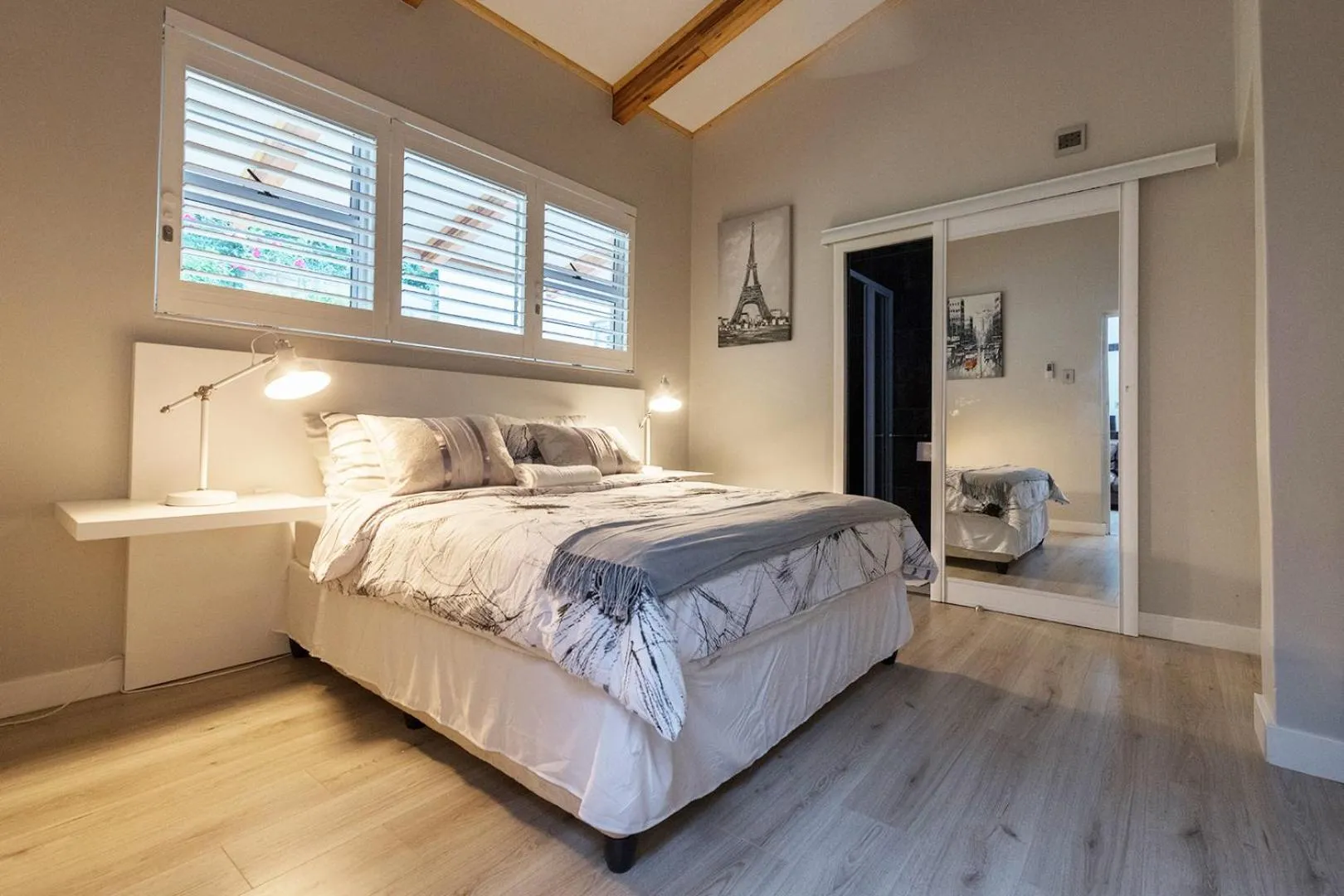 Photo of the whole room, Bed in Umhlanga Lodge