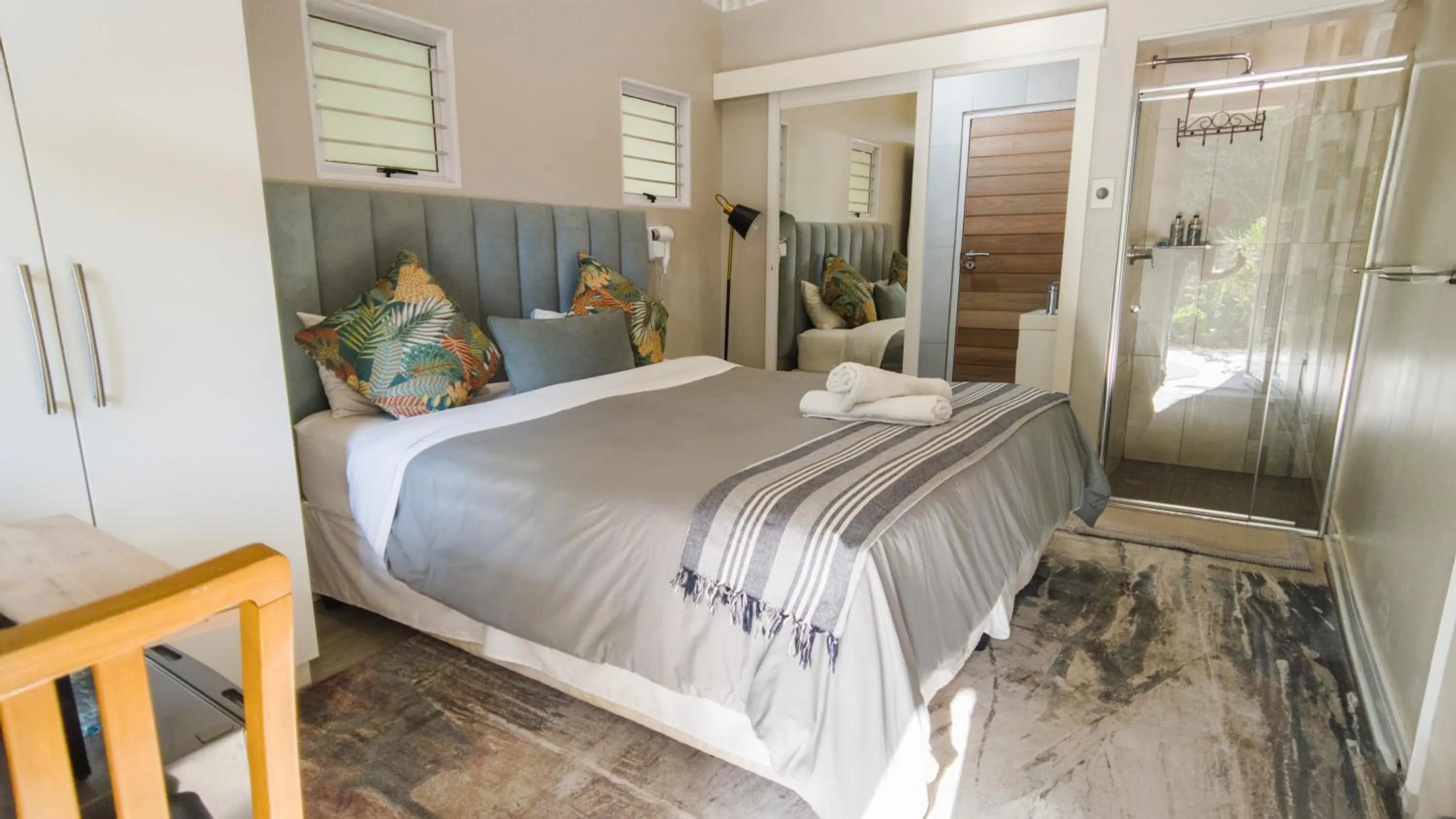 Shower, Bed in Umhlanga Lodge
